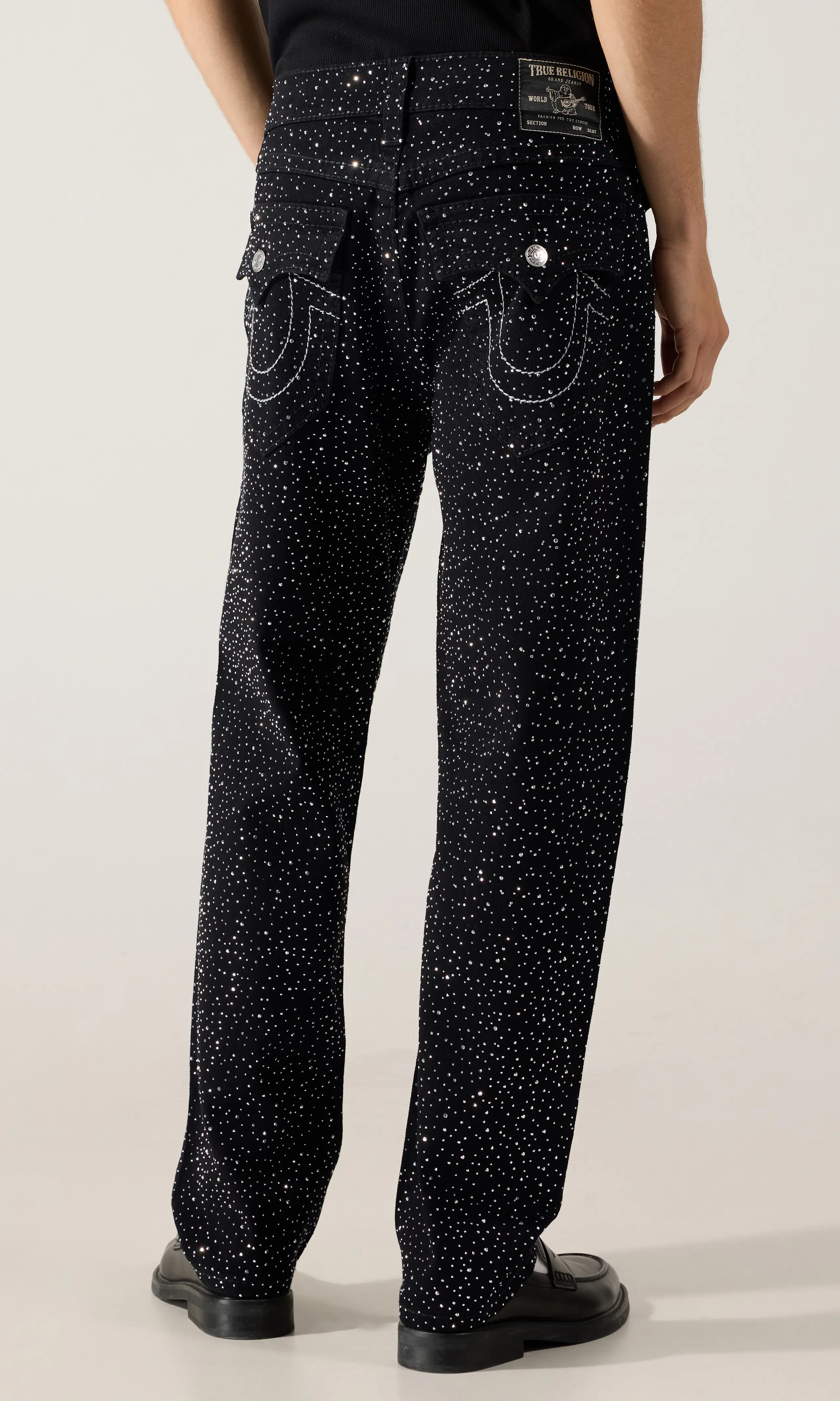 Bobby Crystal Big T Flap Svarta Jeans. Back. Model.