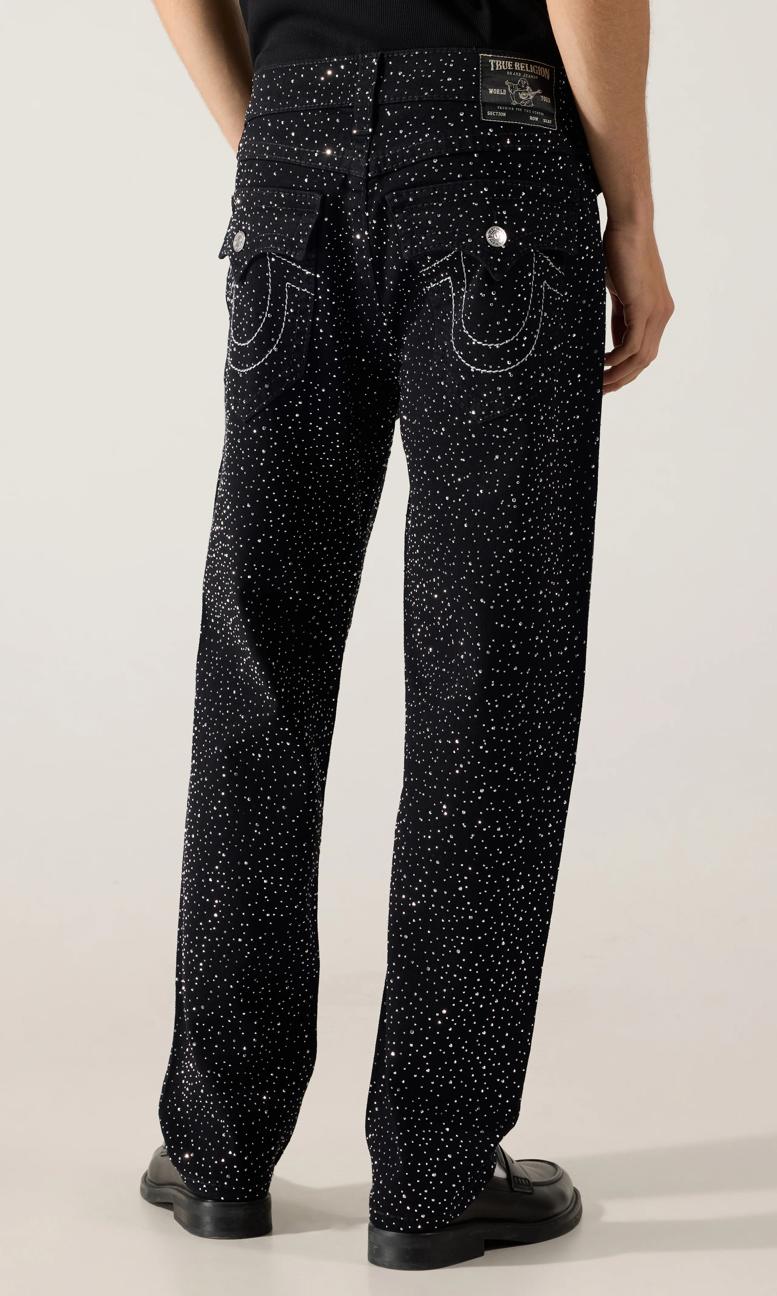 Bobby Crystal Big T Flap Svarta Jeans. Back. Model.