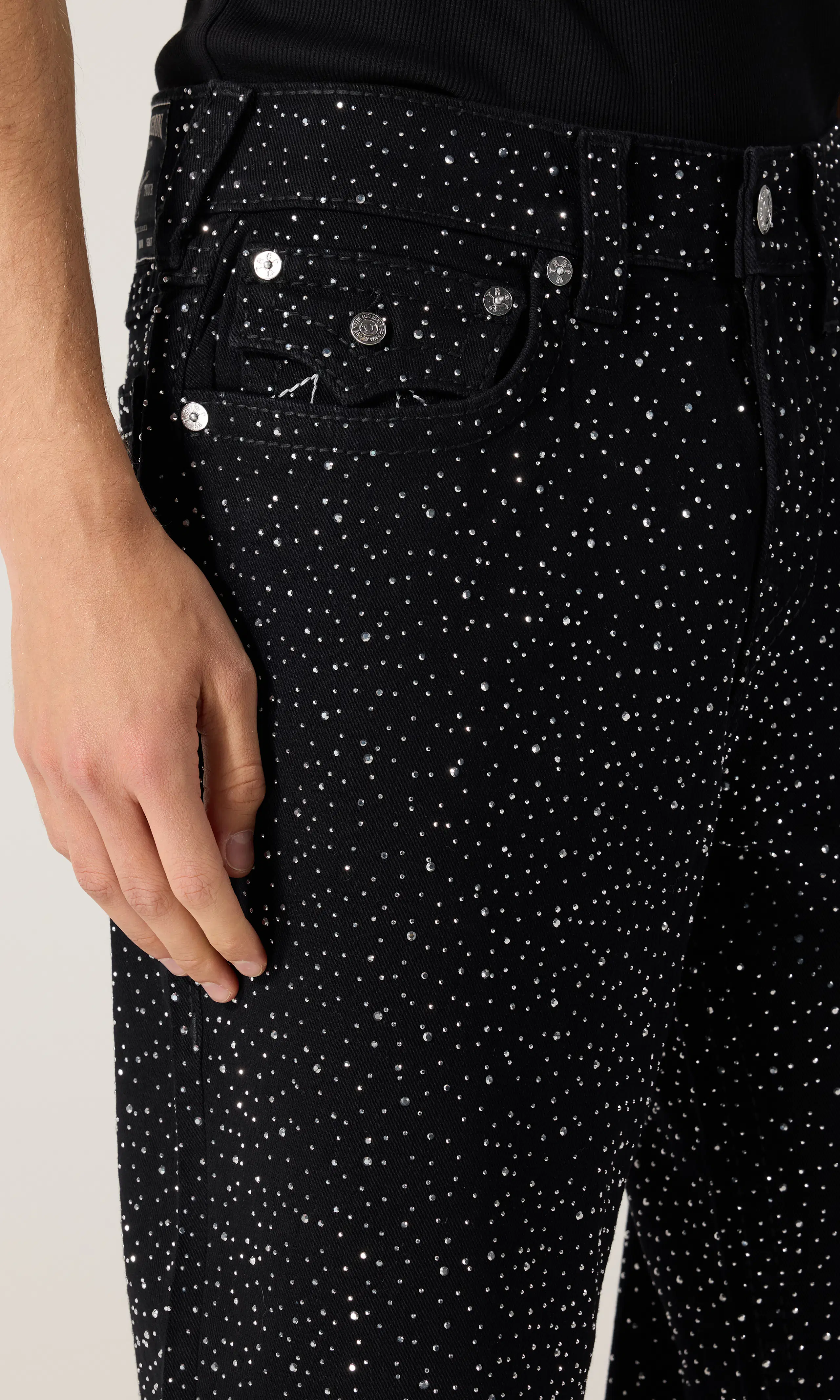 Bobby Crystal Big T Flap Svarta Jeans. Detail 2. Model.