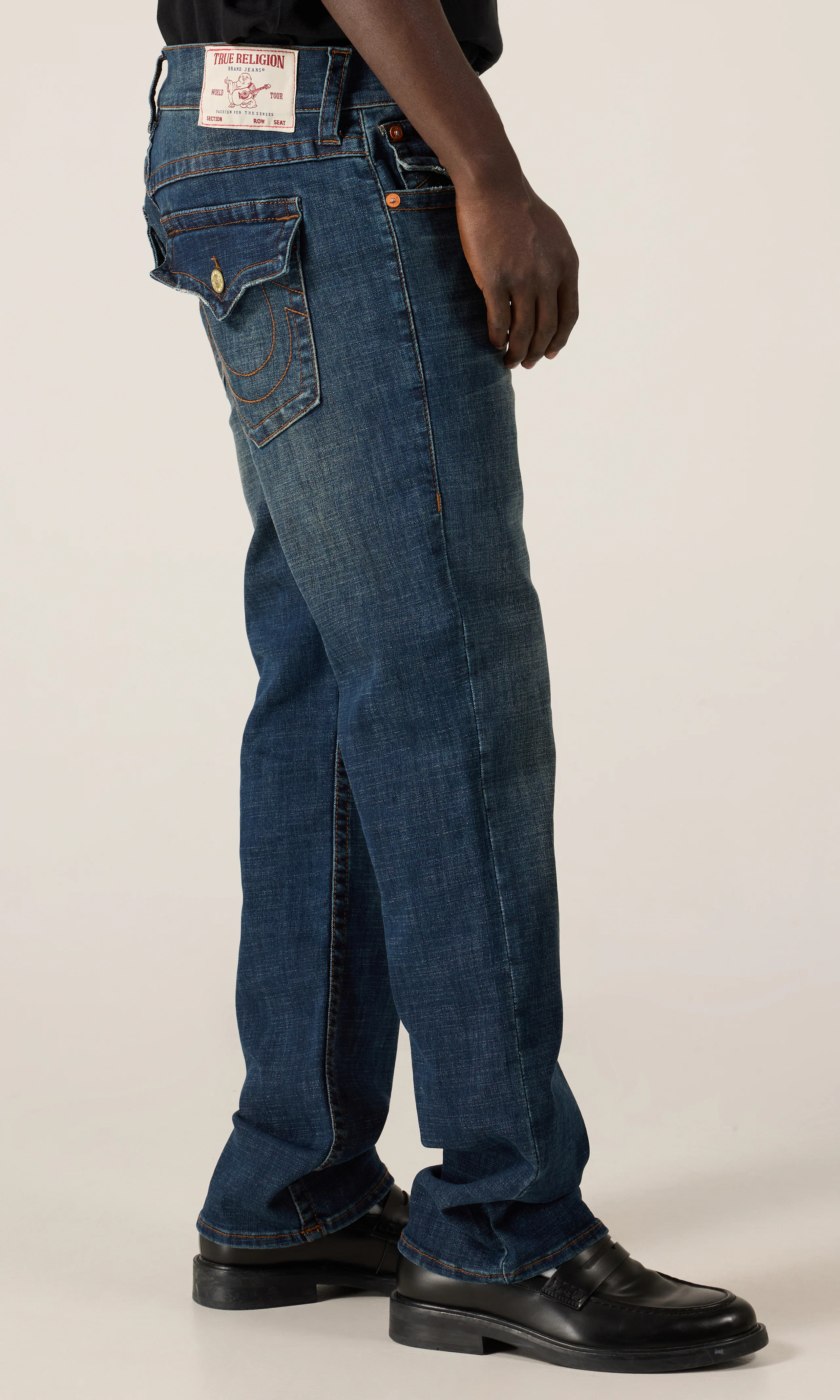 Ricky Big T Flap Mørk Blå Jeans. Front 2. Model.