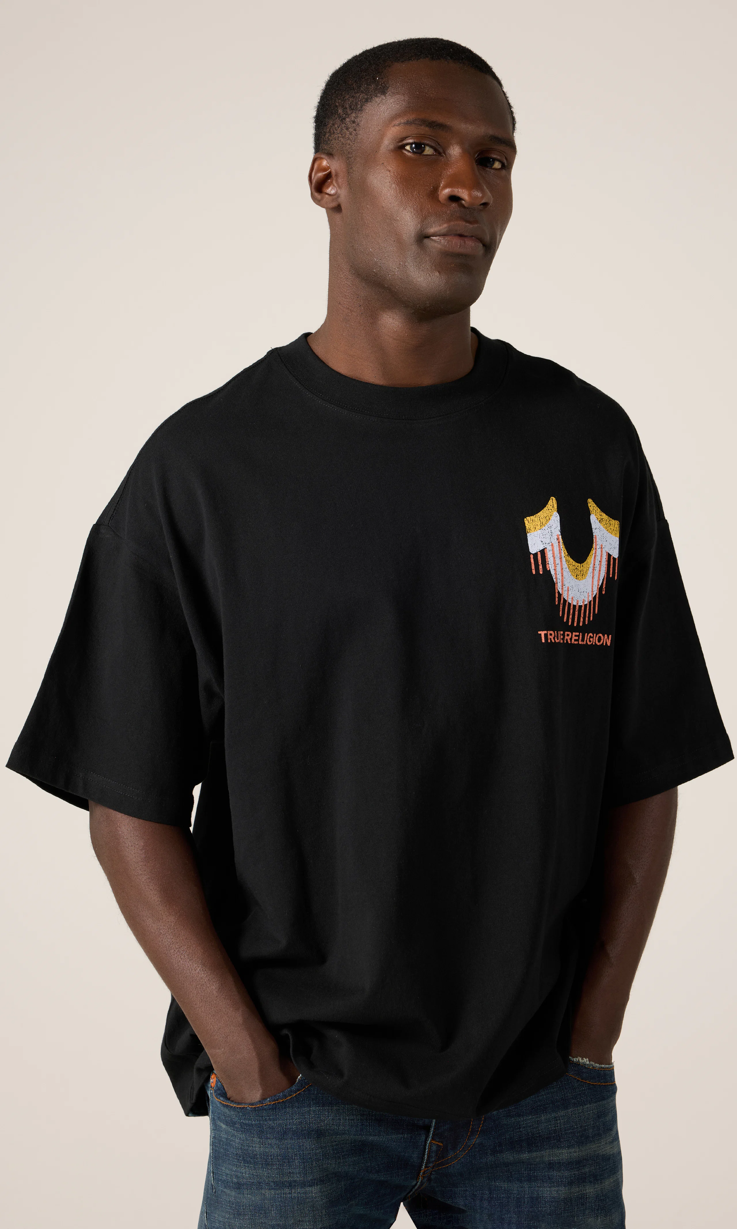 Retro Logo Oversized Tee Musta T-Paita. Front 1. Model.