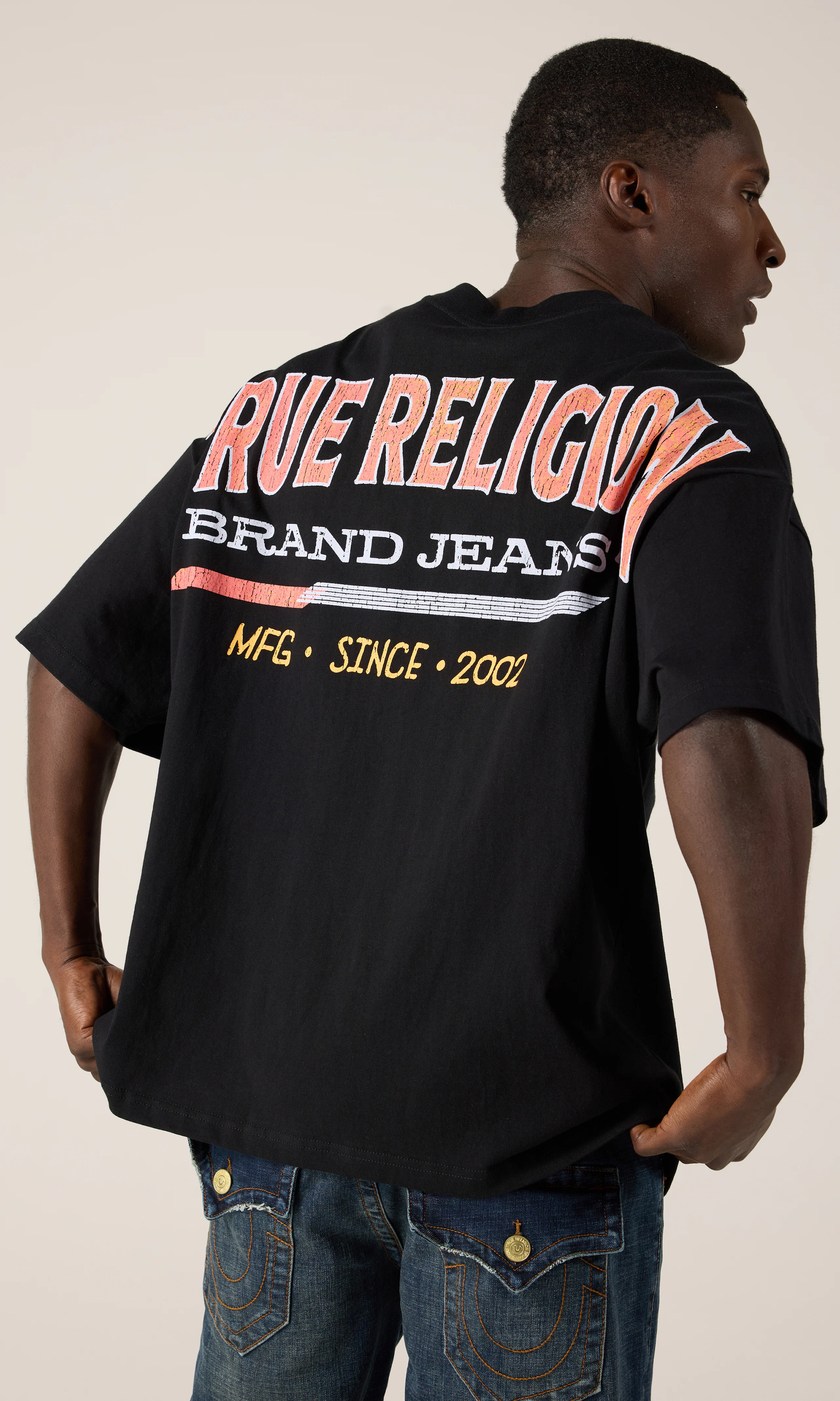 Retro Logo Oversized Tee Musta T-Paita. Front. Model.