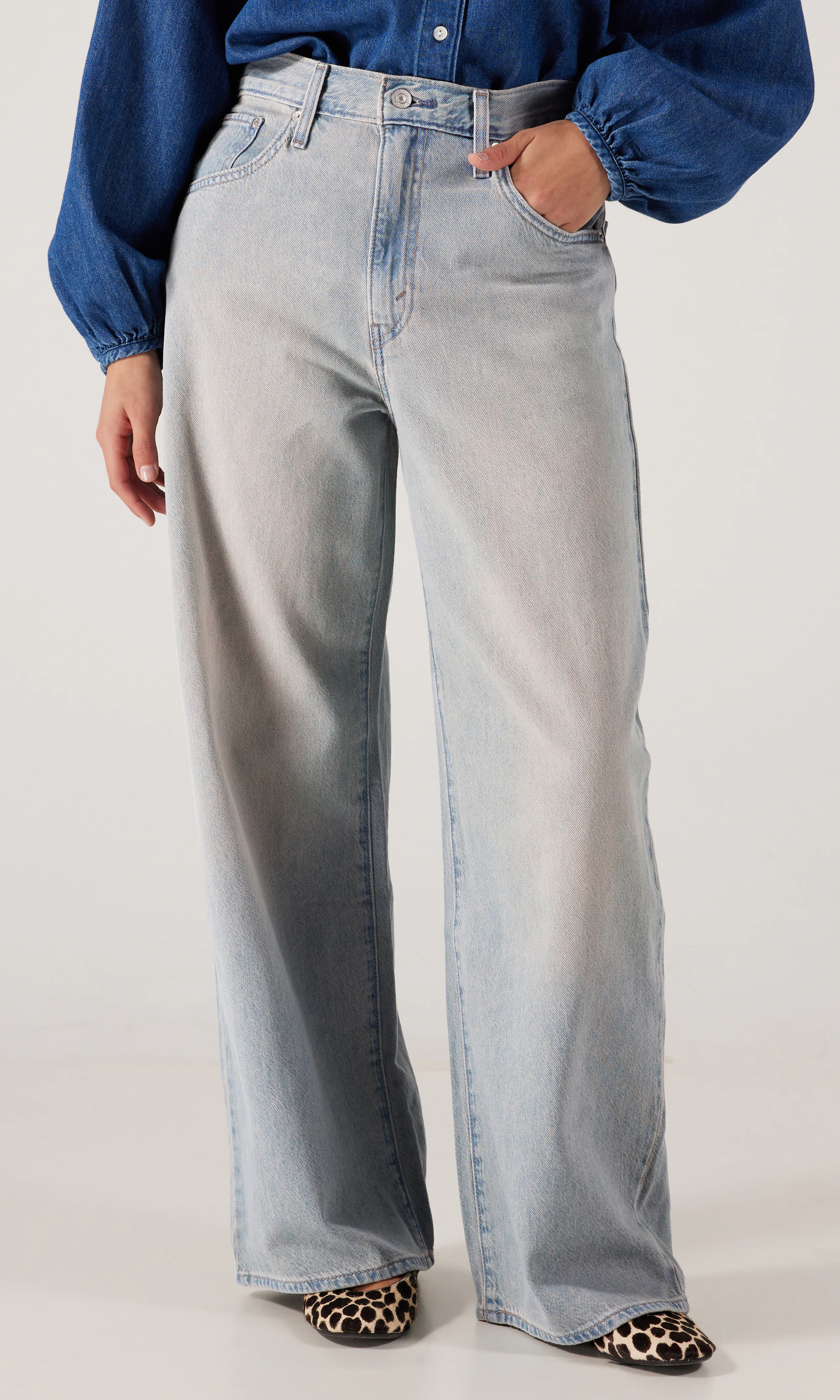 Cinch Baggy Lightweight Lys Blå Jeans. Front. Model.