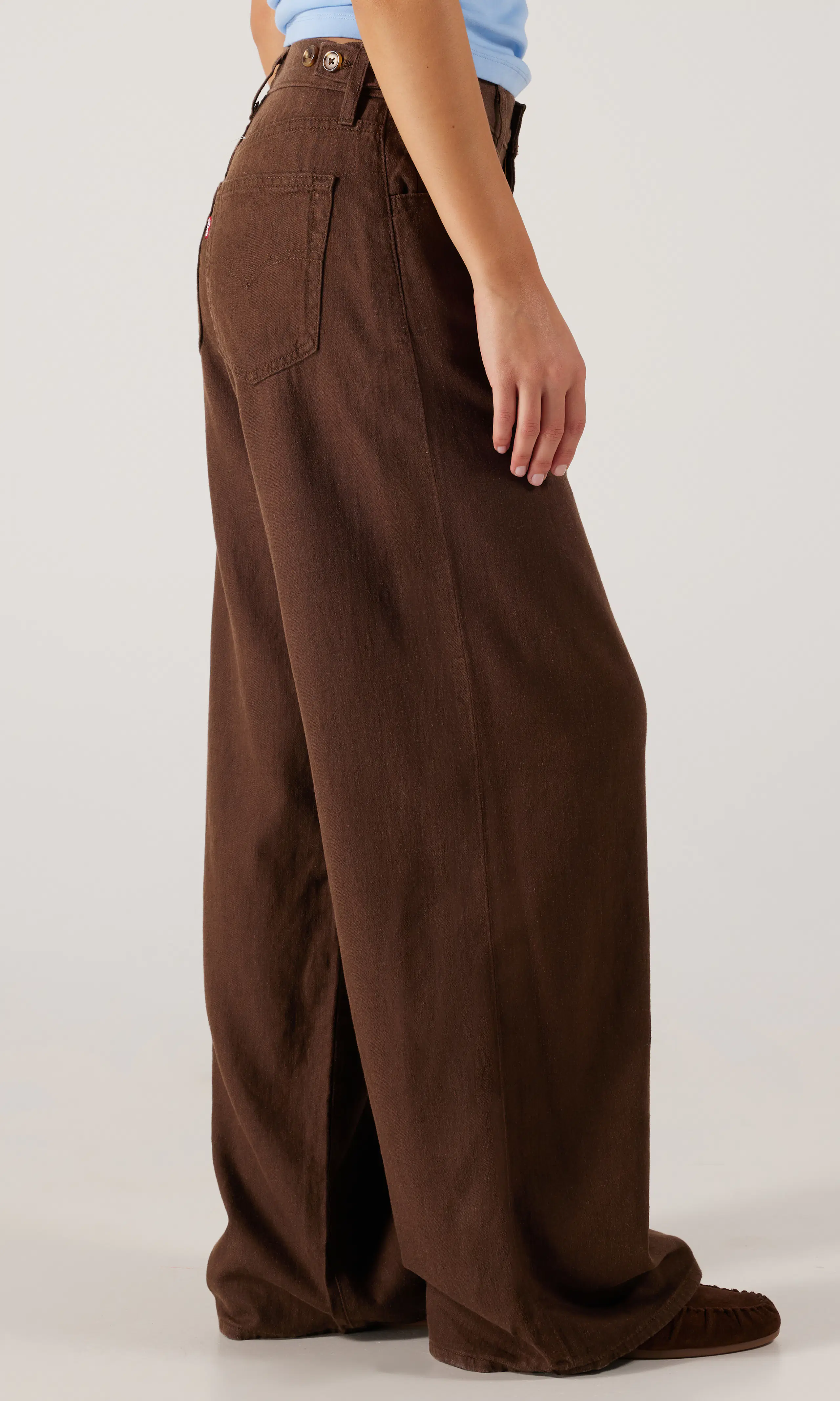 Cinch Wide Leg Lightweight Brun Jeans. Front 2. Model.