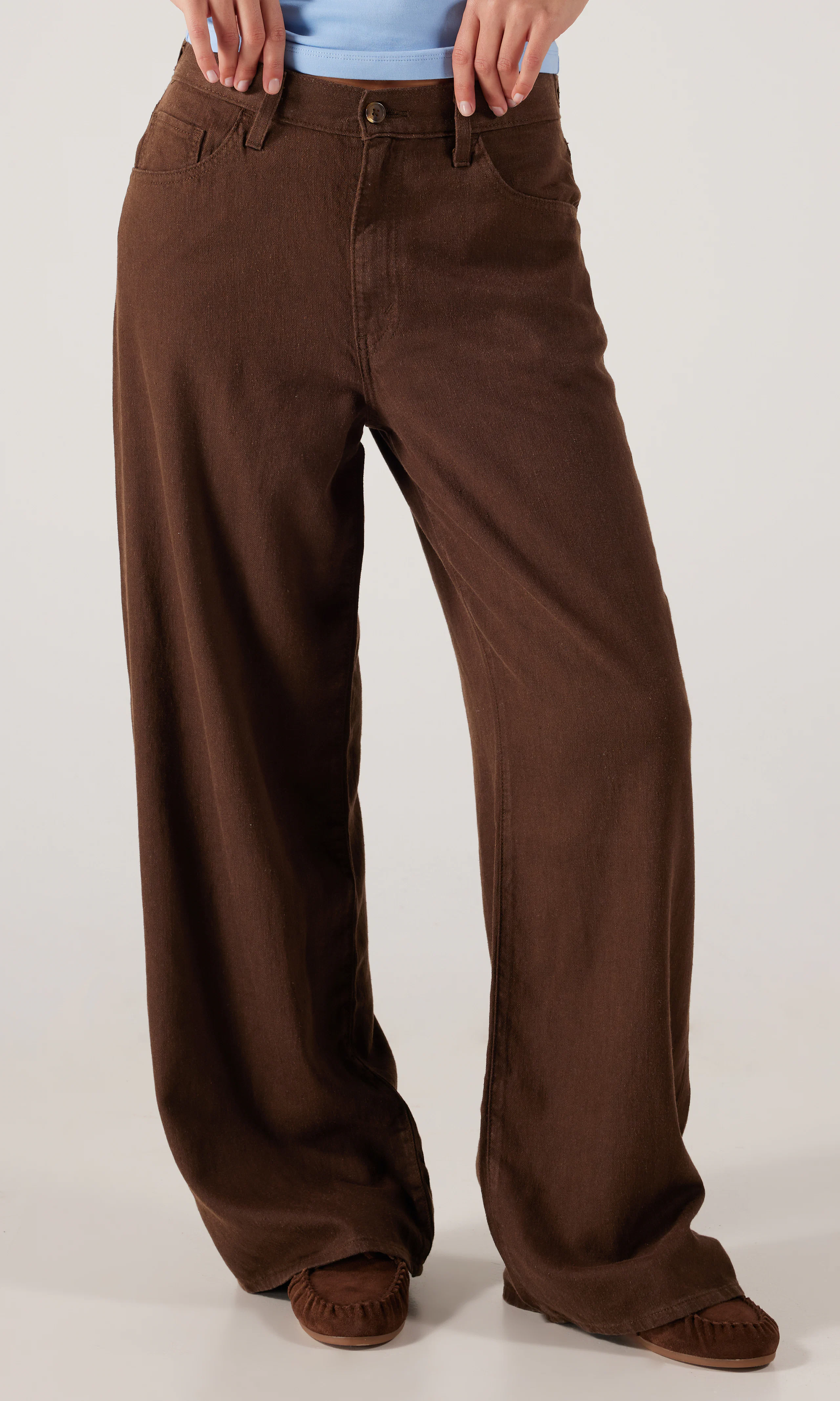 Cinch Wide Leg Lightweight Brun Jeans. Front. Model.