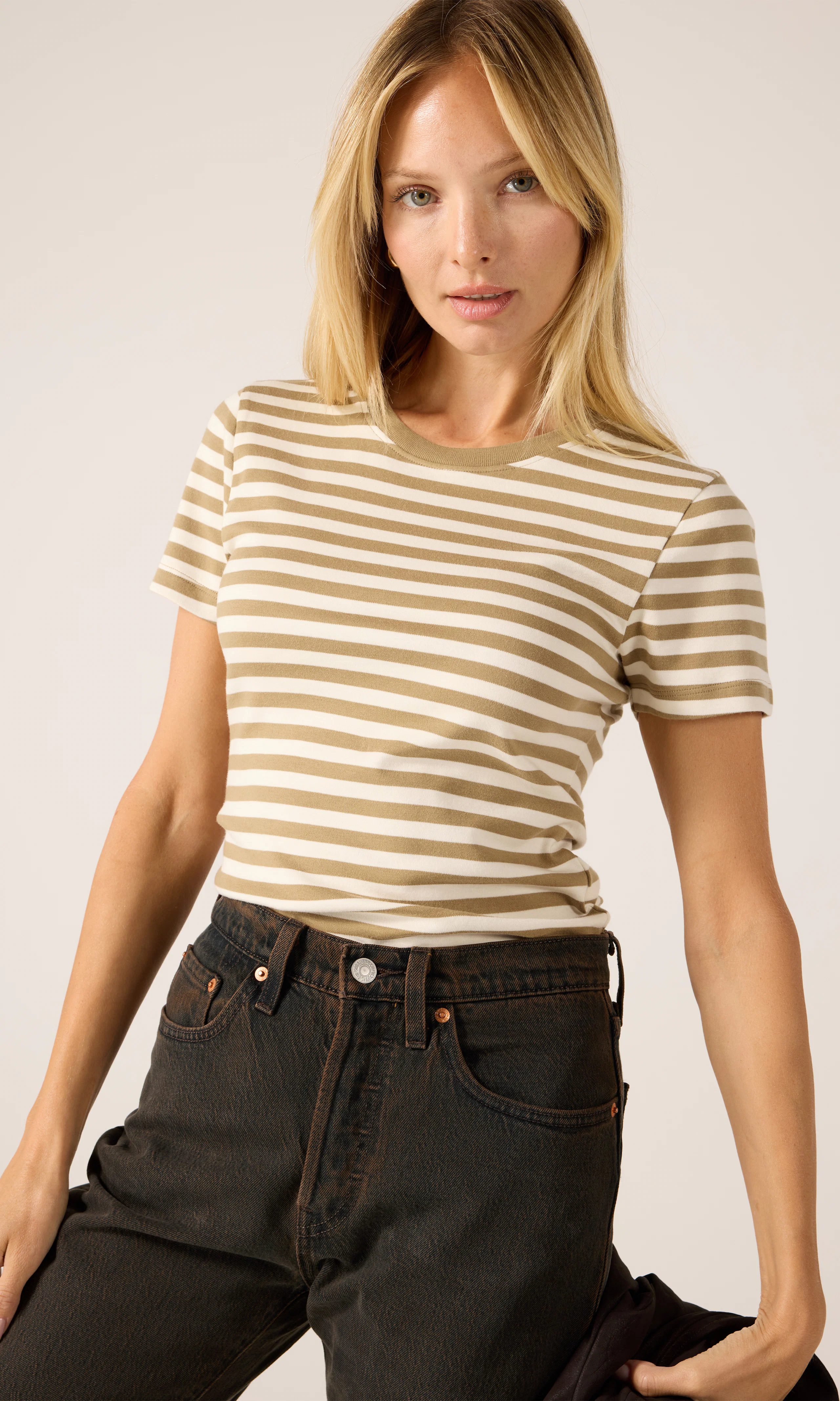 Slim Stripe T-Paita. Front. Model.