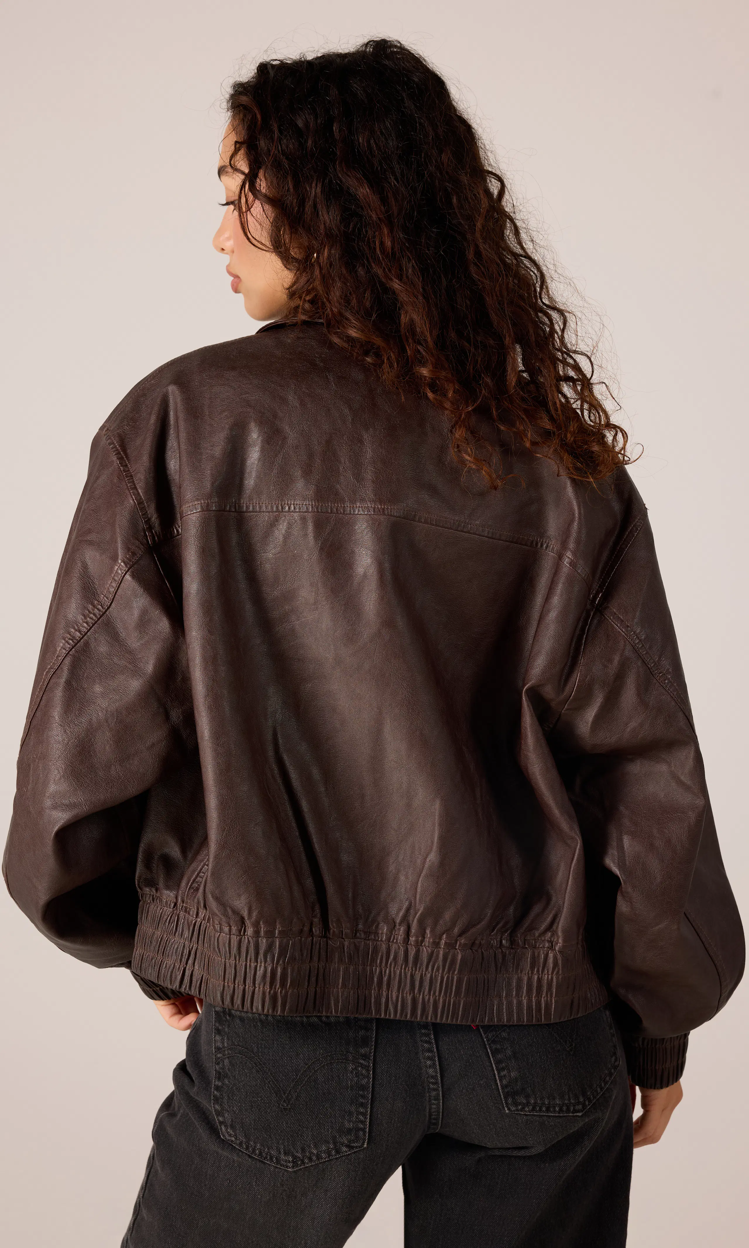 Fern PU Bomber Keinonahkatakki. Back. Model.
