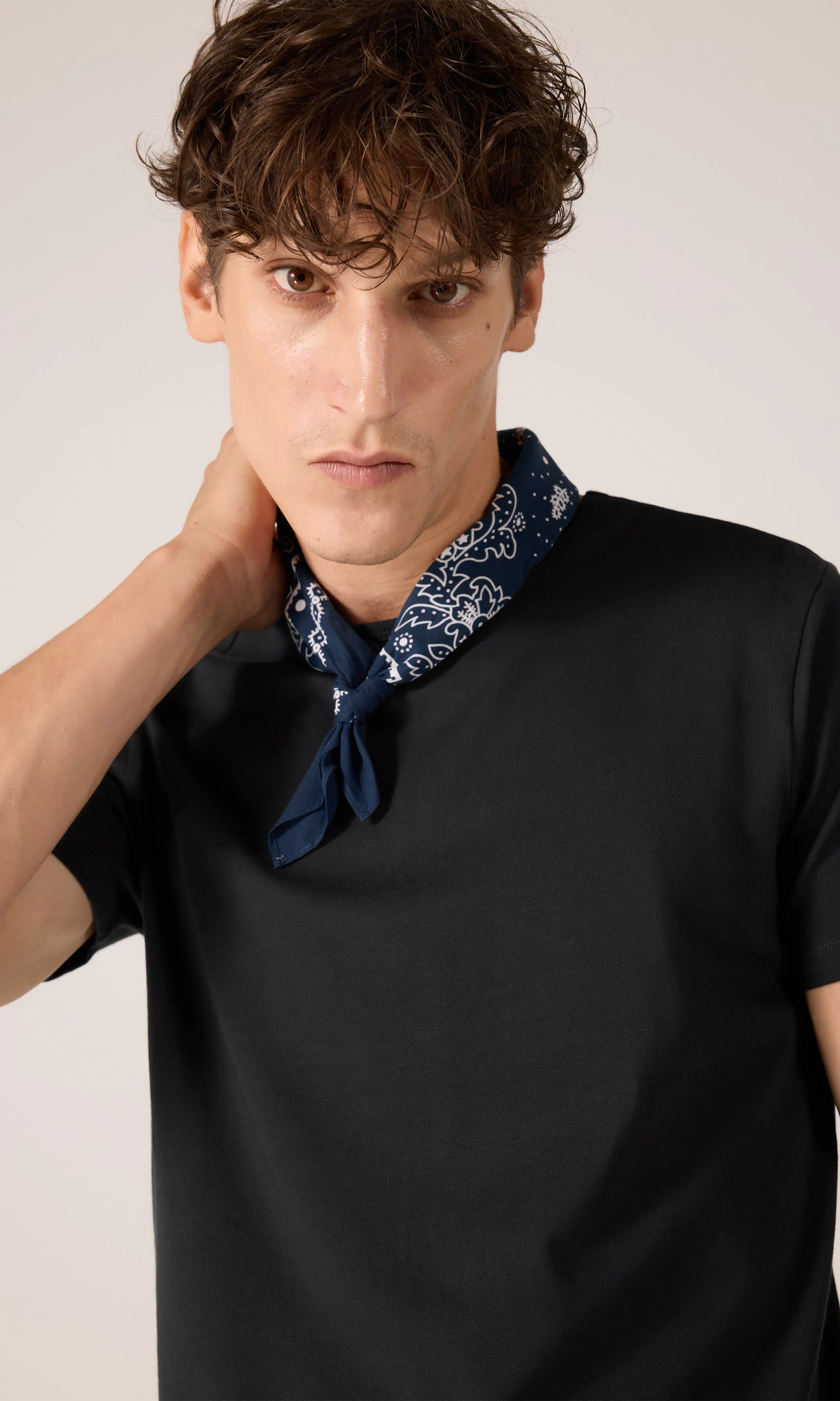 2-Pack Solid Crew Musta T-Paita. Front. Model.