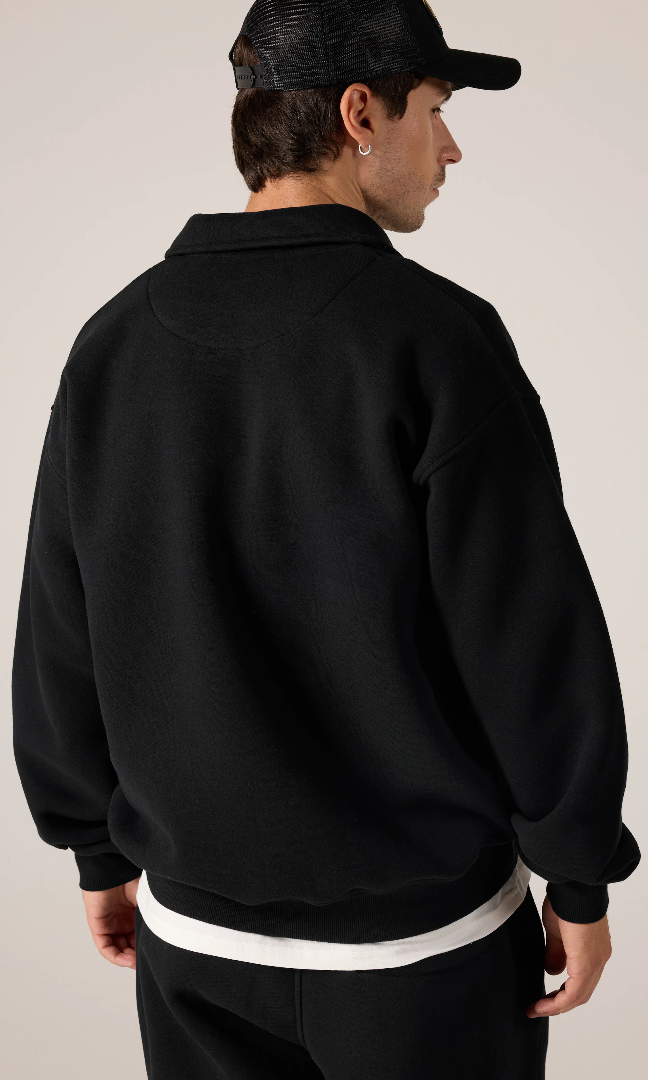 Zip Polo Collegepaita. Back. Model.