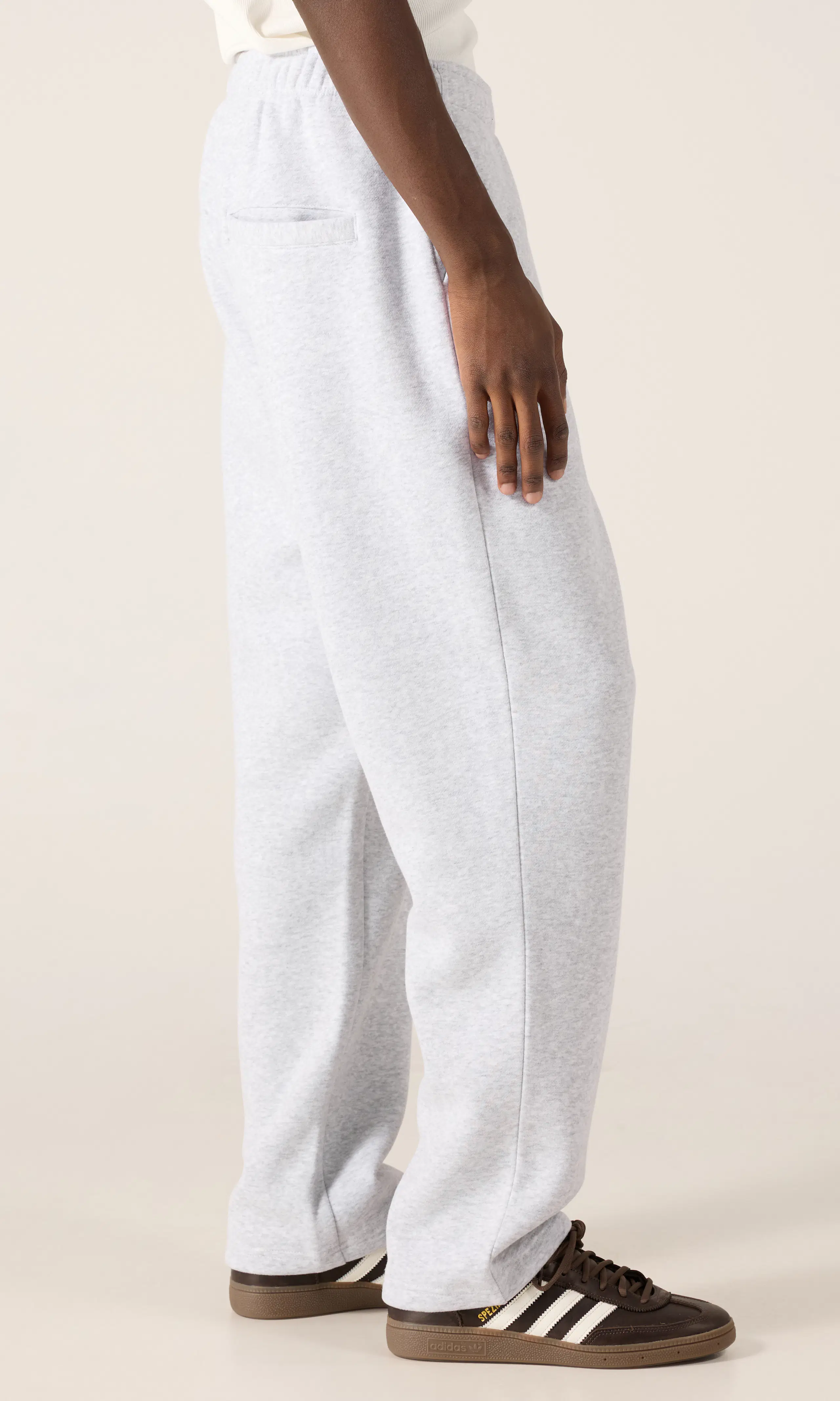 Core Joggebukse. Front 2. Model.