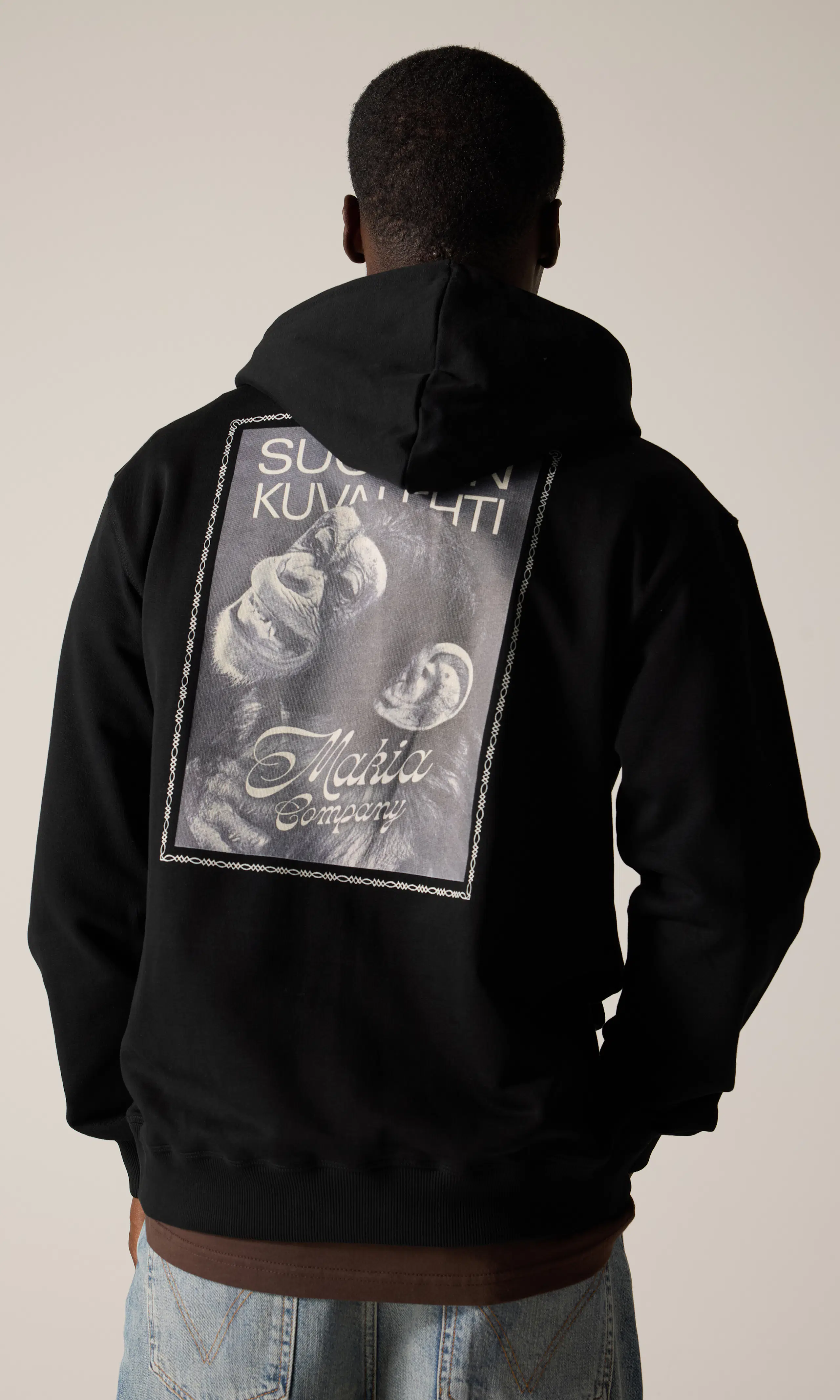 Ape Hooded Musta Huppari. Front 1. Model.