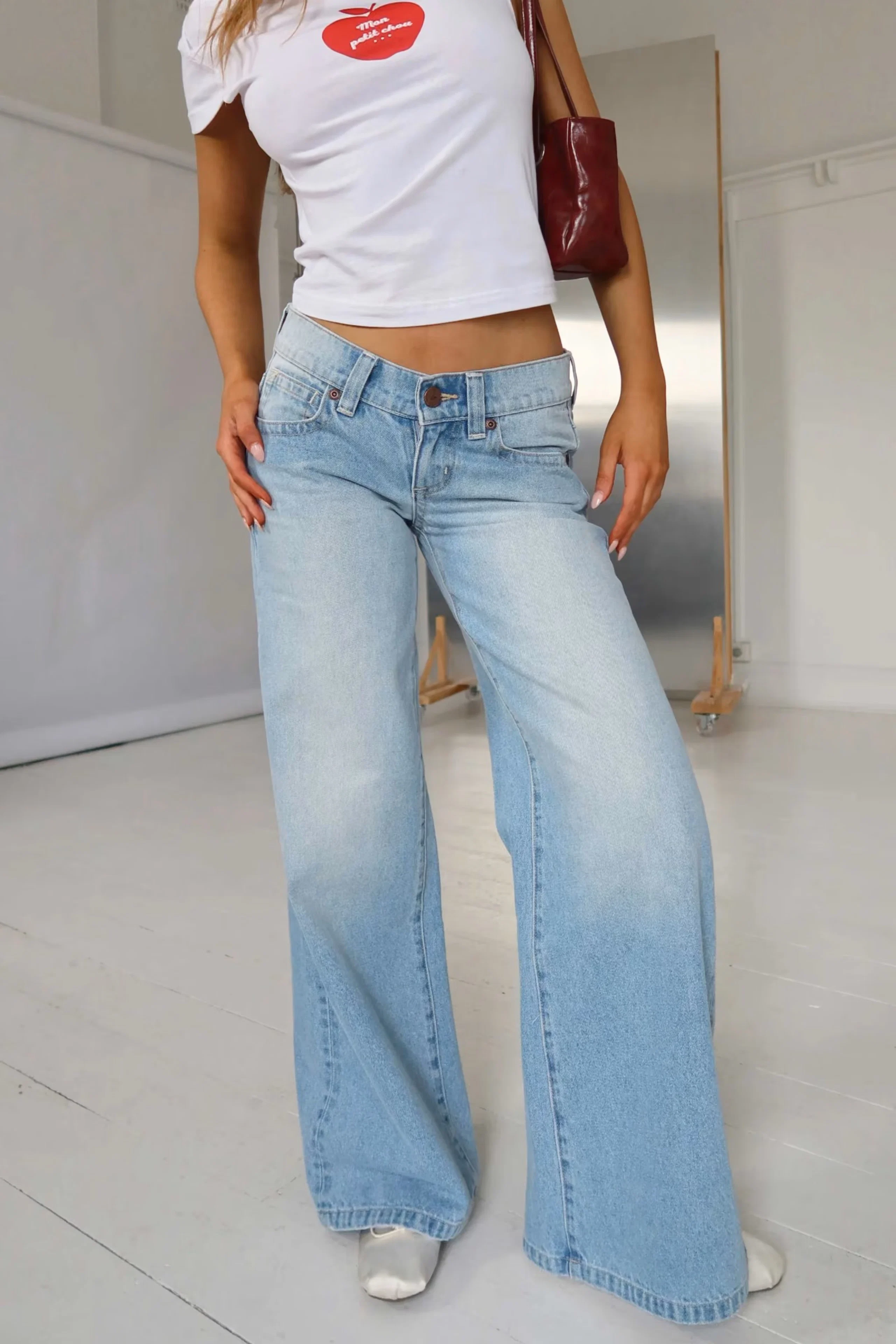 00 Super Low Wide Jeans. Front 2. Model.