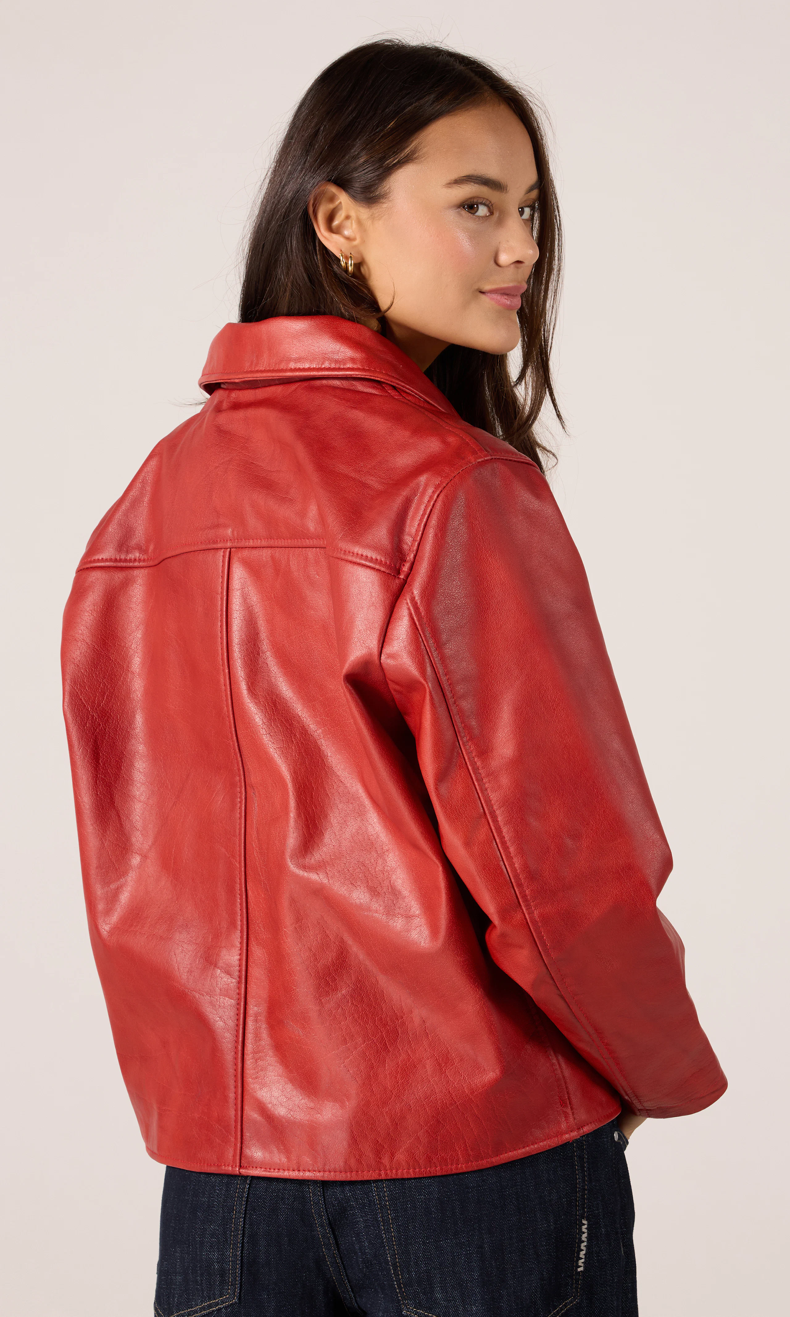 Ruby Skinnjakke. Back. Model.