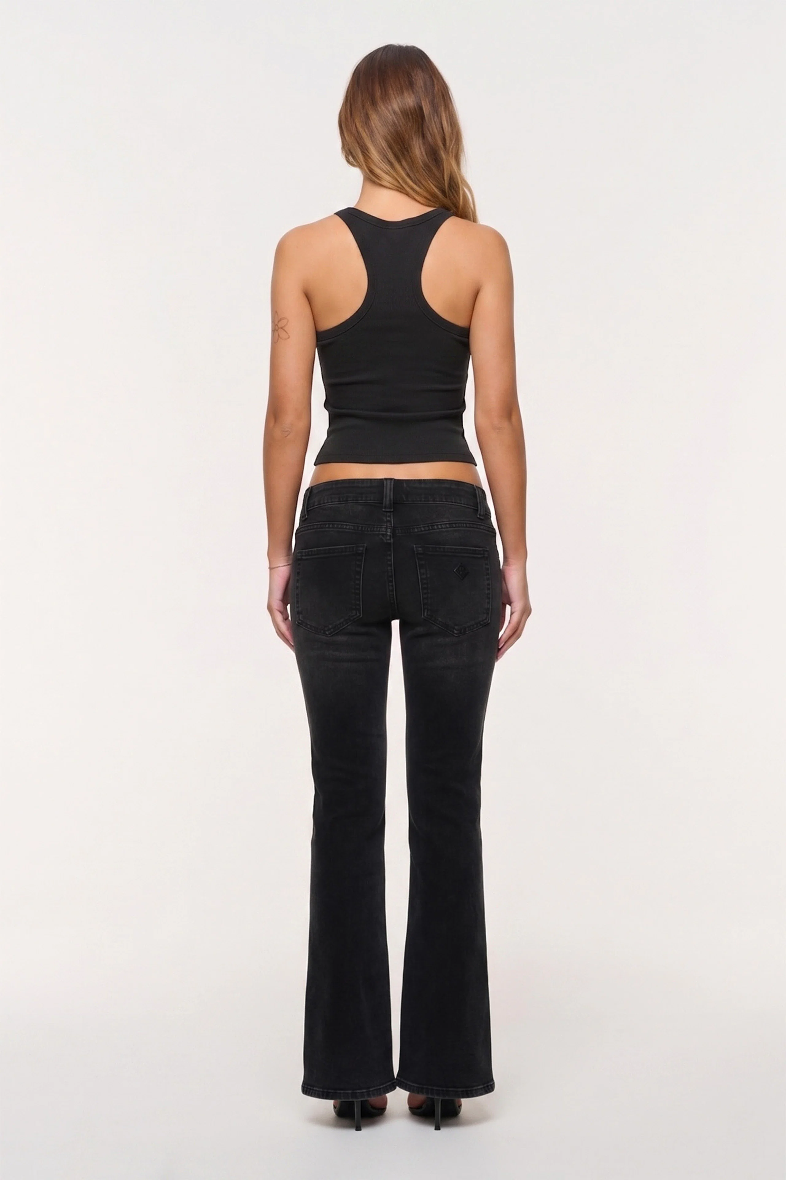 00 Super Low Kick Tall Svarta Jeans. Back. Model.