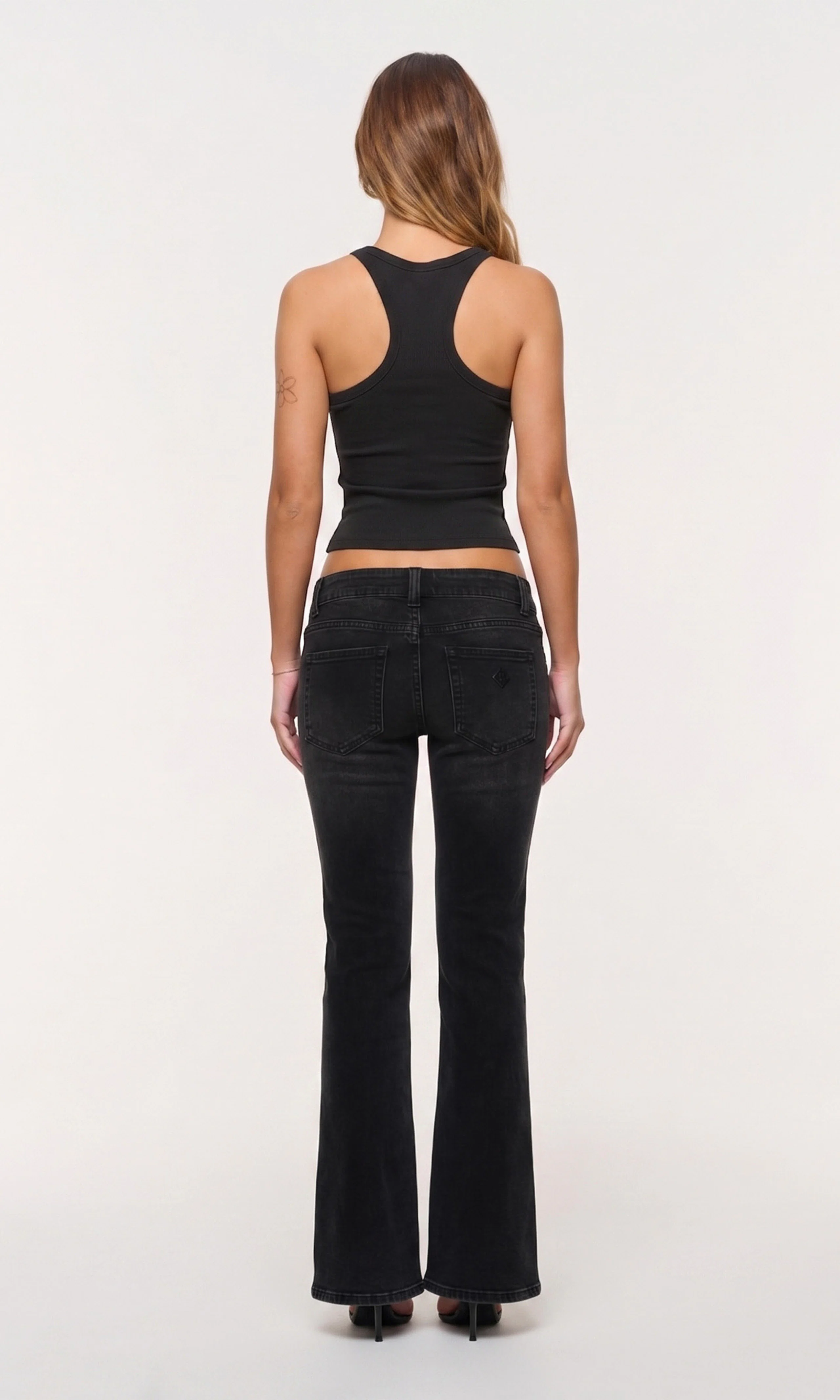 00 Super Low Kick Tall Svarta Jeans. Back. Model.