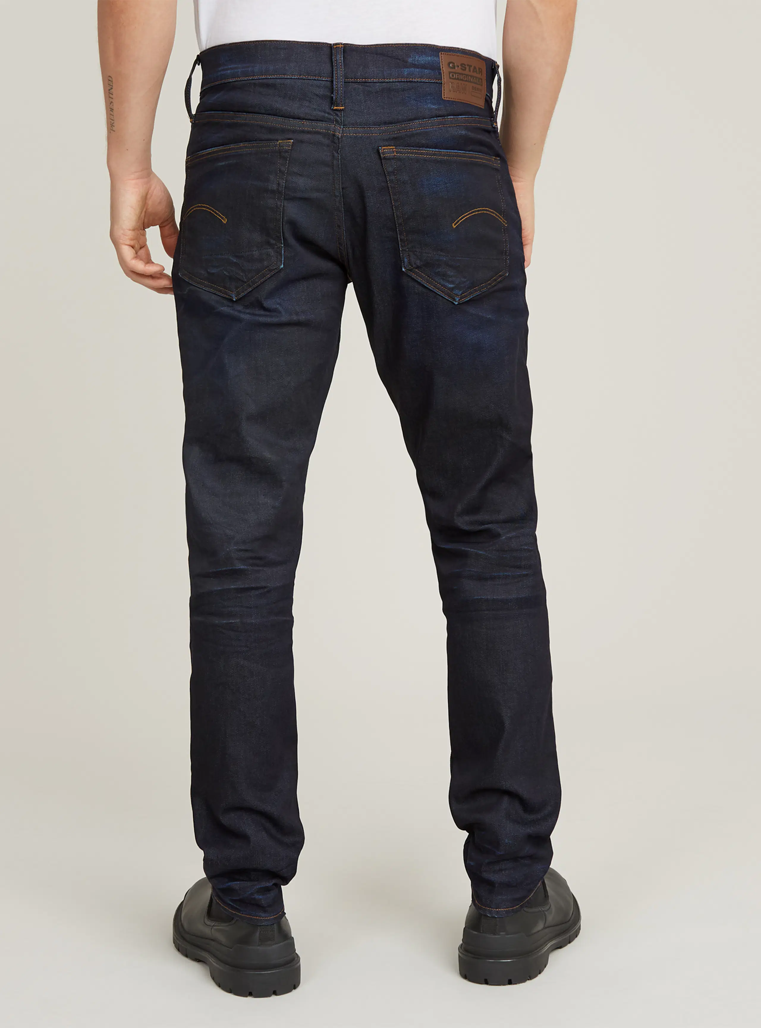 3301 Regular Tapered Mörkblå Jeans. Back. Model.