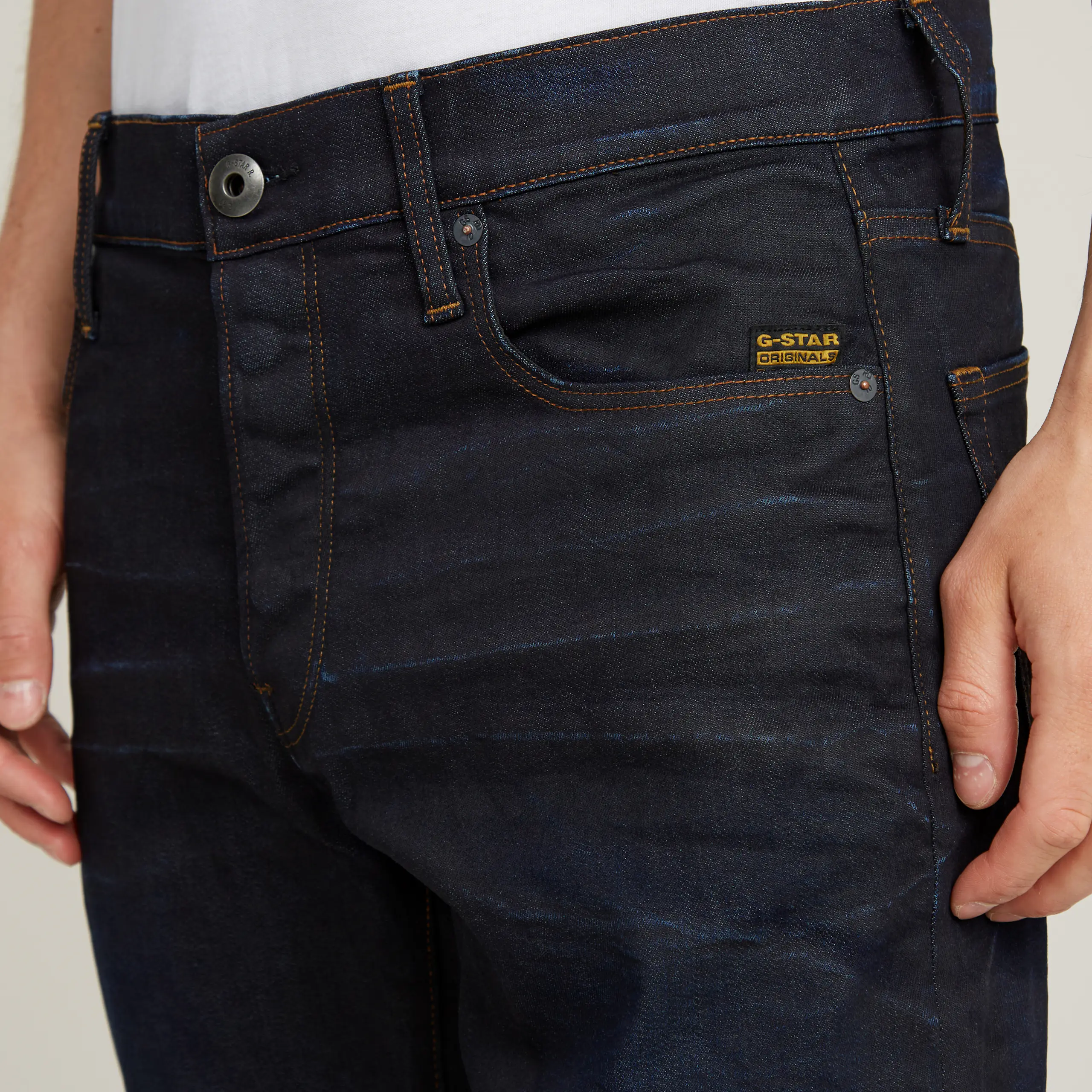 3301 Regular Tapered Mörkblå Jeans. Detail 1. Model.