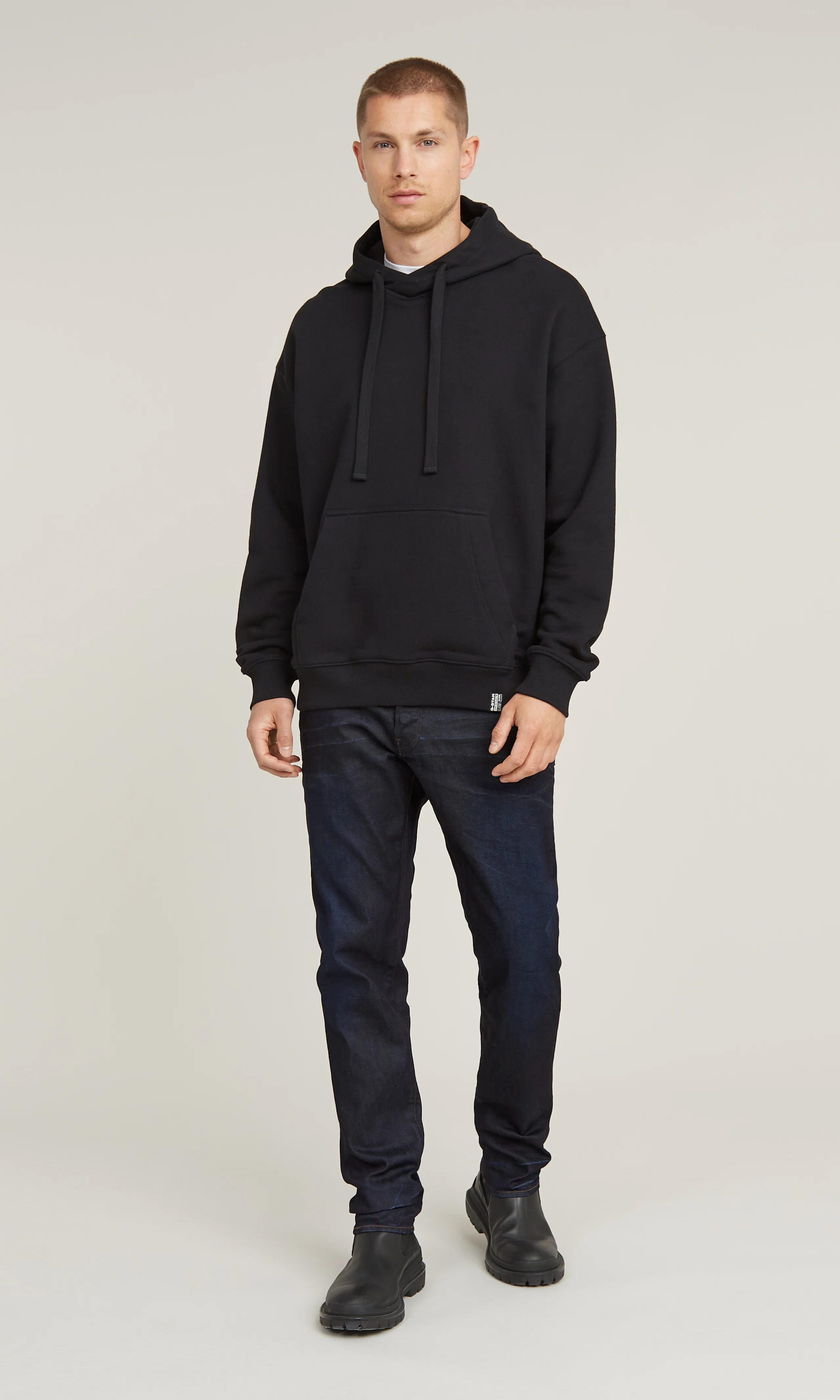 3301 Regular Tapered Mörkblå Jeans. Front. Model.