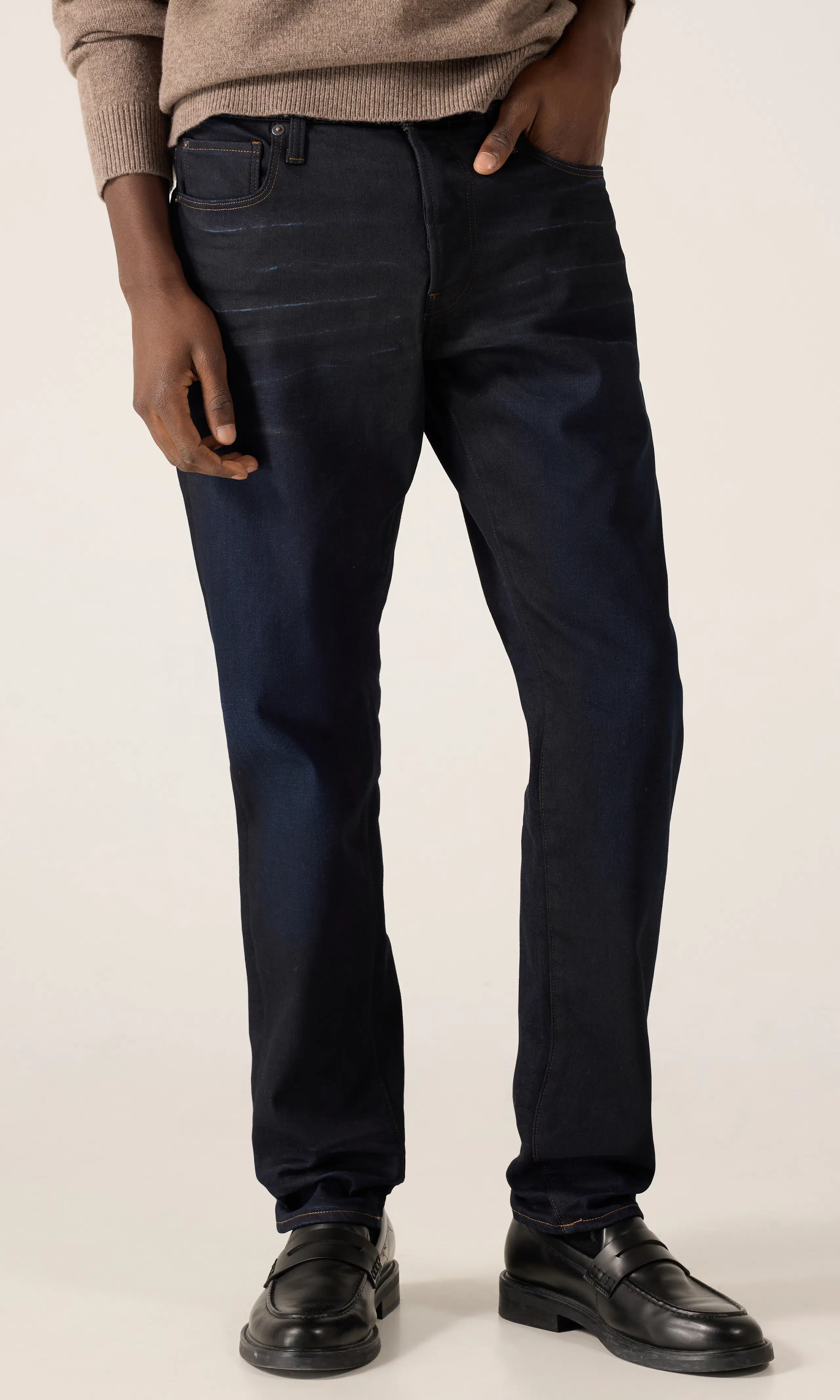 3301 Regular Tapered Mörkblå Jeans. Front. Model.