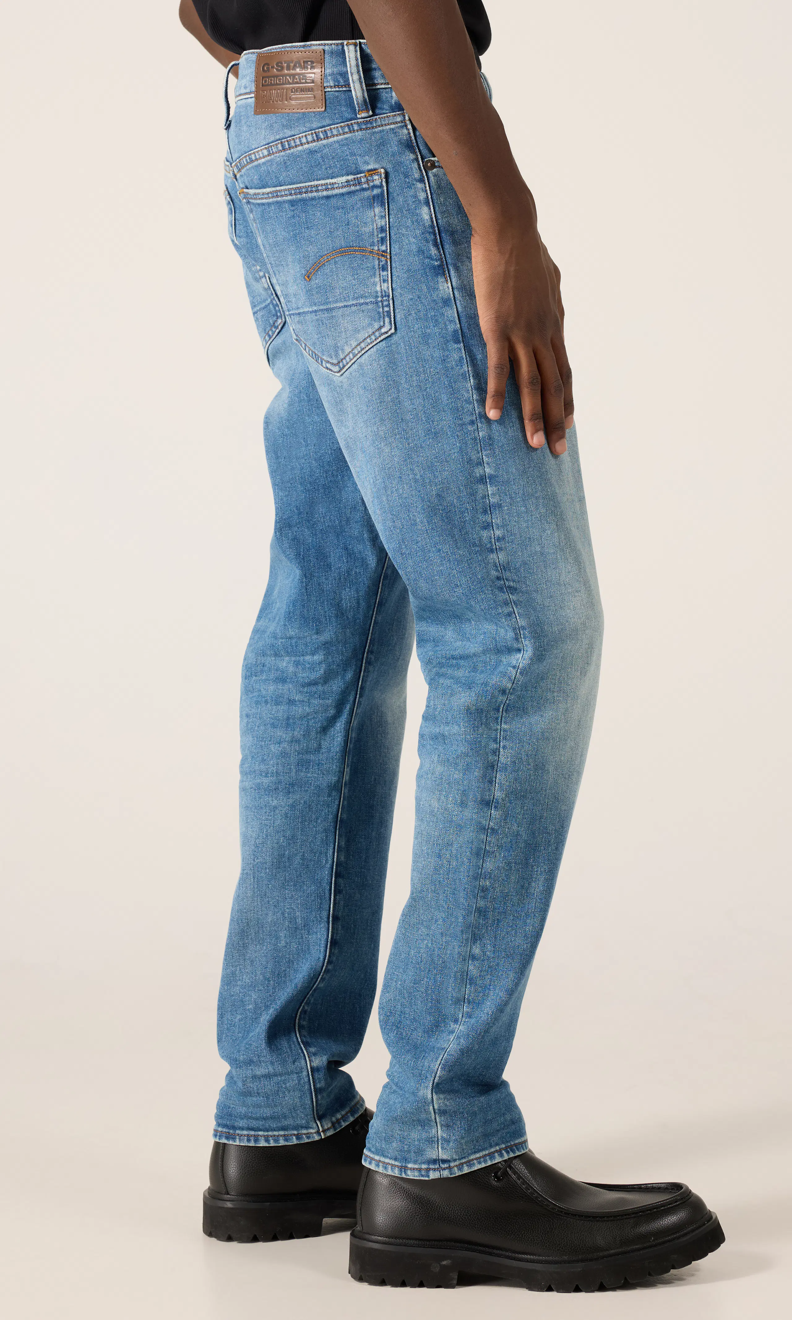 3301 Regular Tapered Lys Blå Jeans. Front 2. Model.