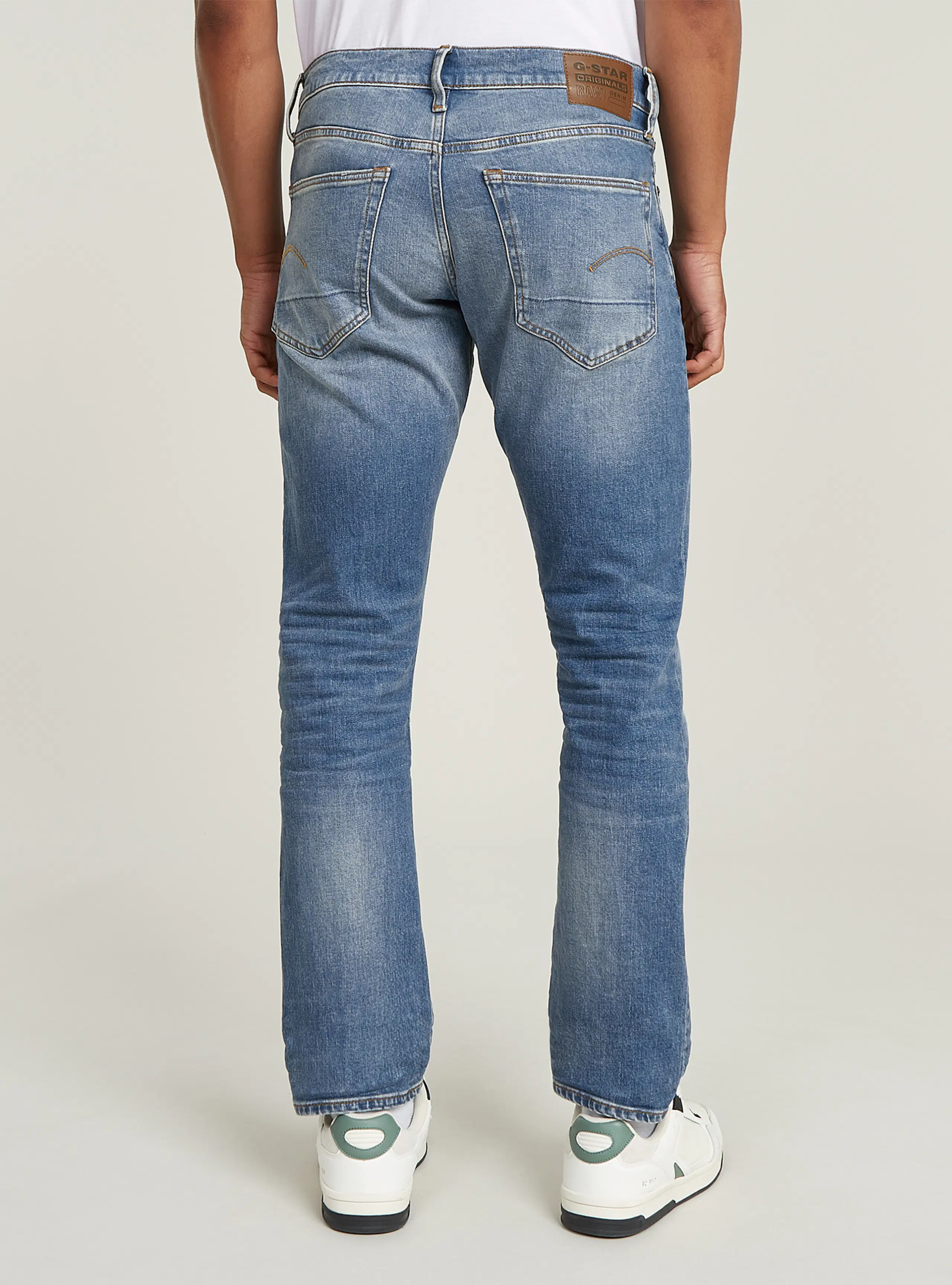 3301 Regular Tapered Lys Blå Jeans. Back. Model.