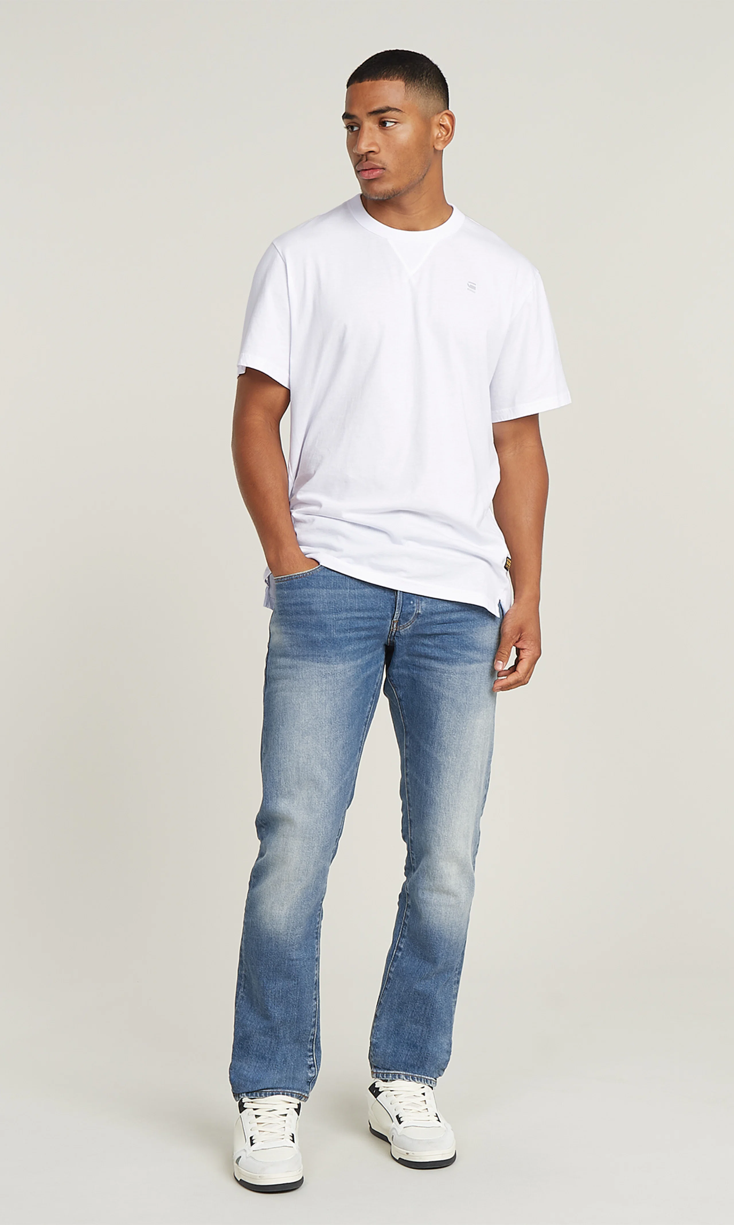 3301 Regular Tapered Lys Blå Jeans. Front. Model.