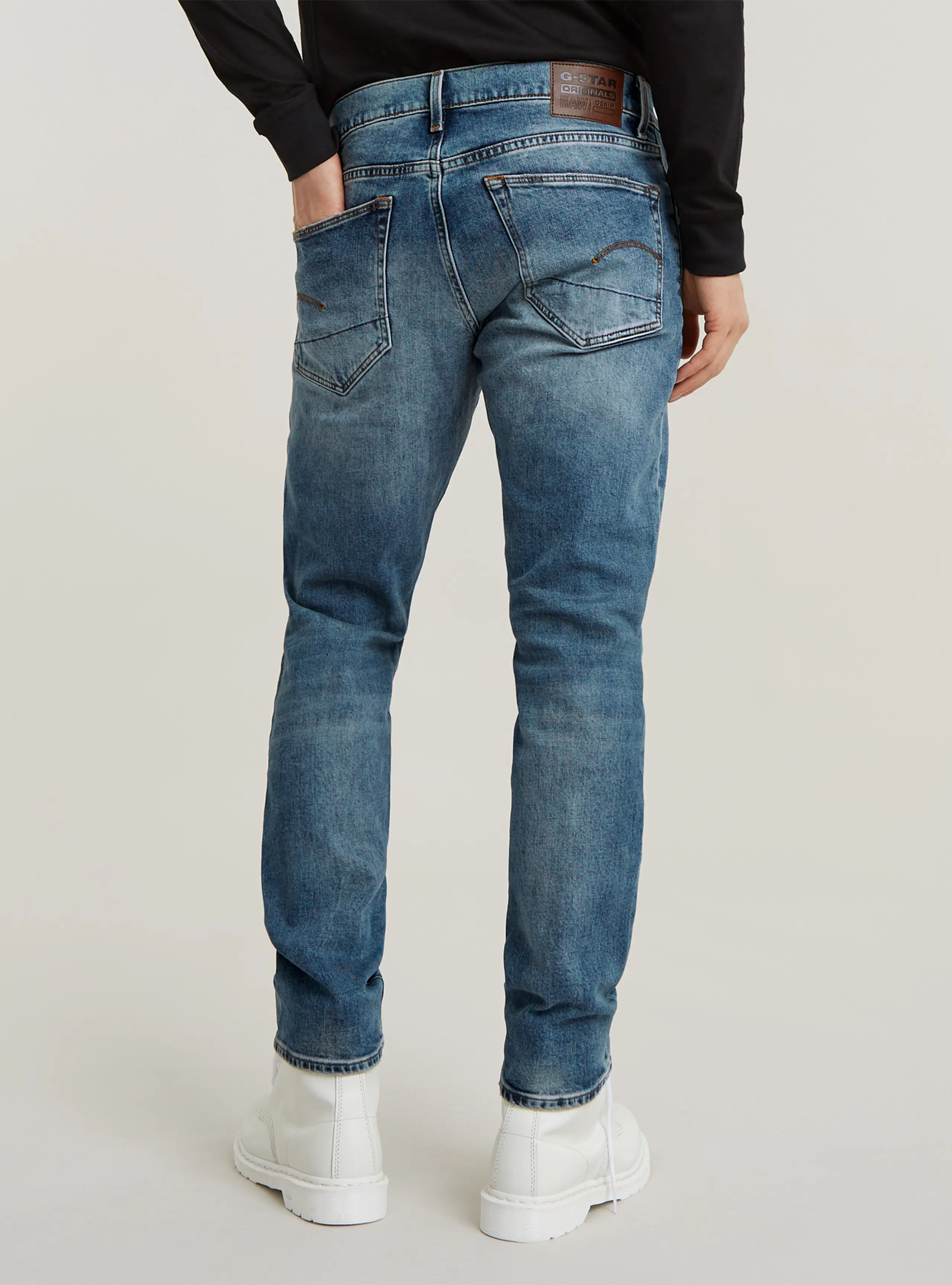 3301 Regular Tapered Medium Blå Jeans. Back. Model.