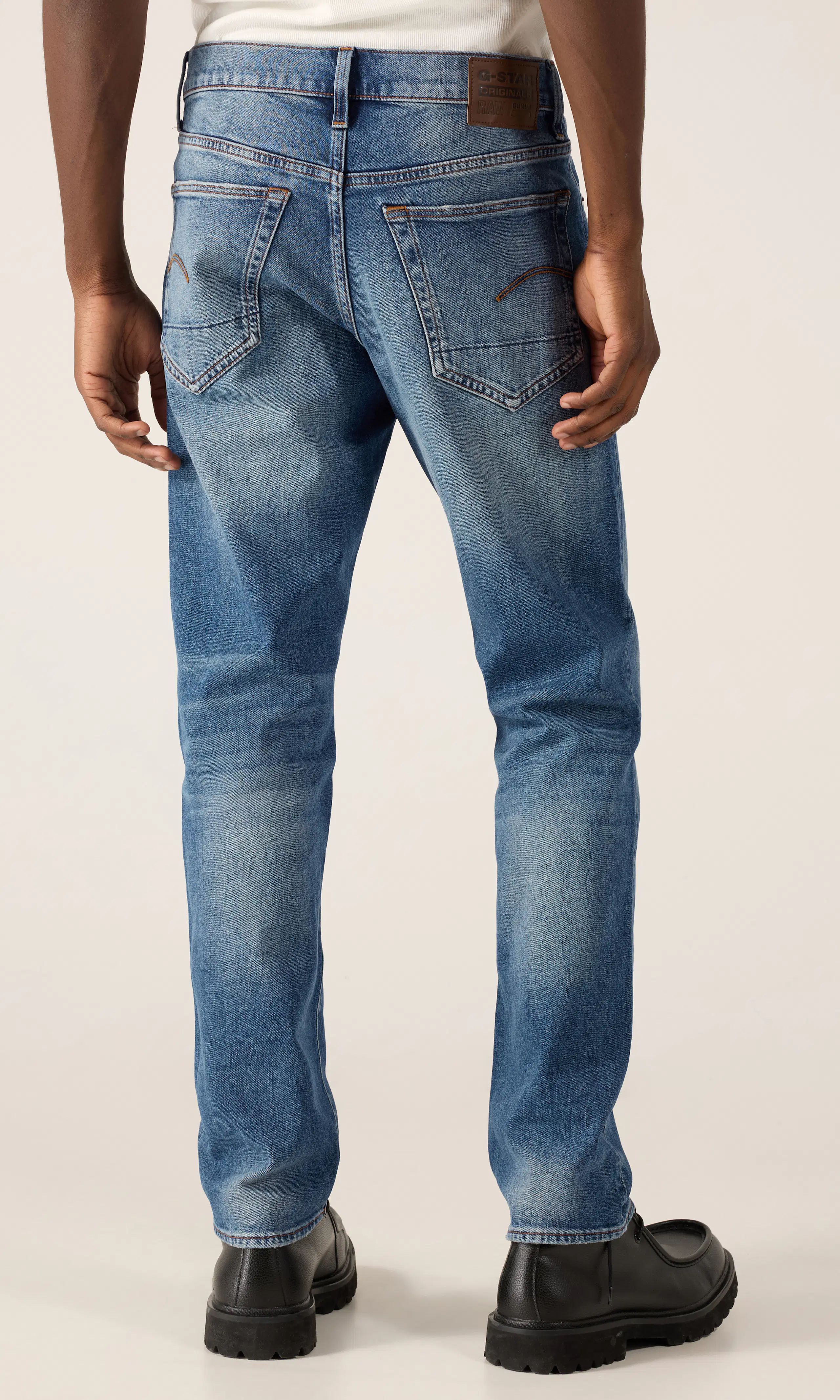 3301 Regular Tapered Medium Blå Jeans. Back. Model.