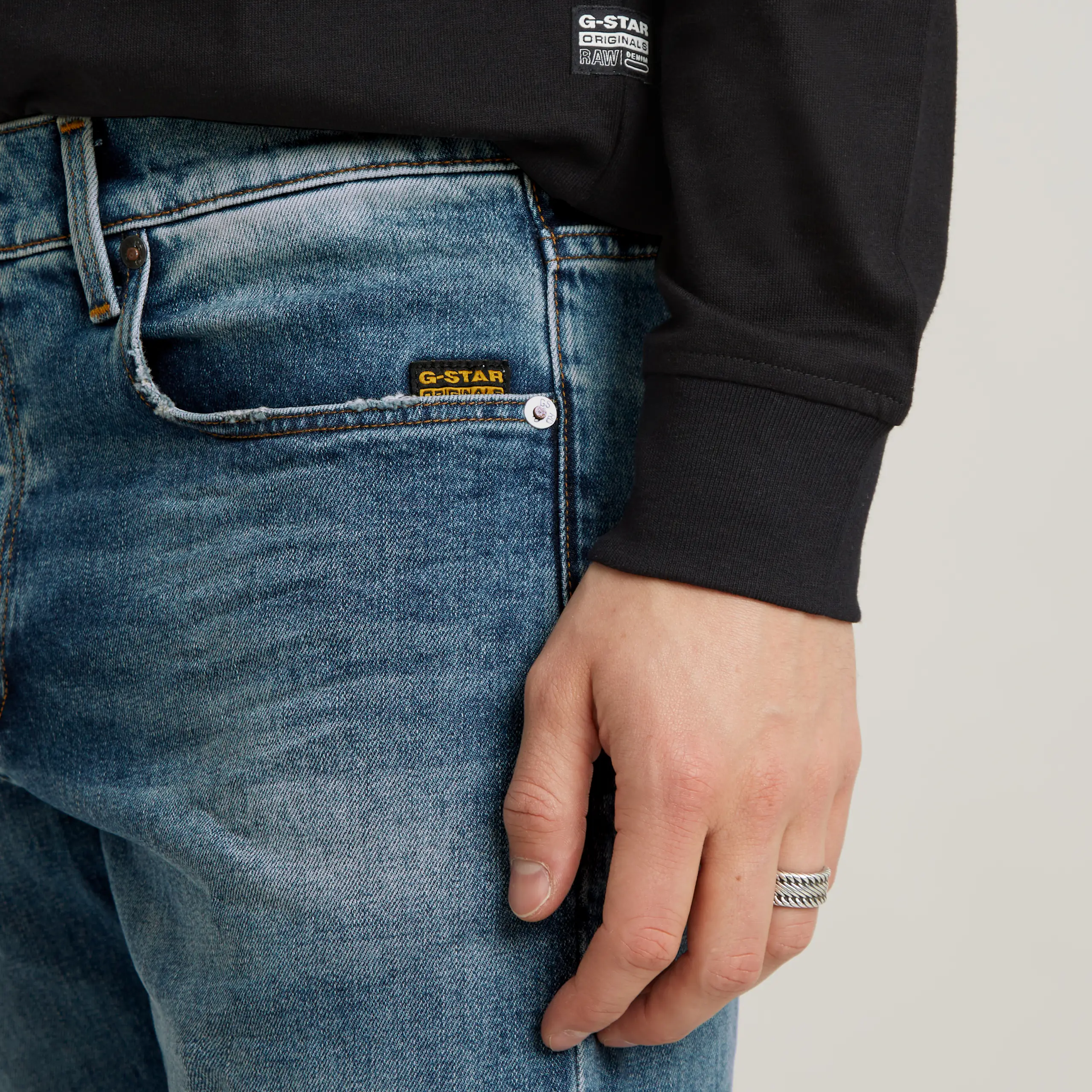 3301 Regular Tapered Medium Blå Jeans. Detail 1. Model.
