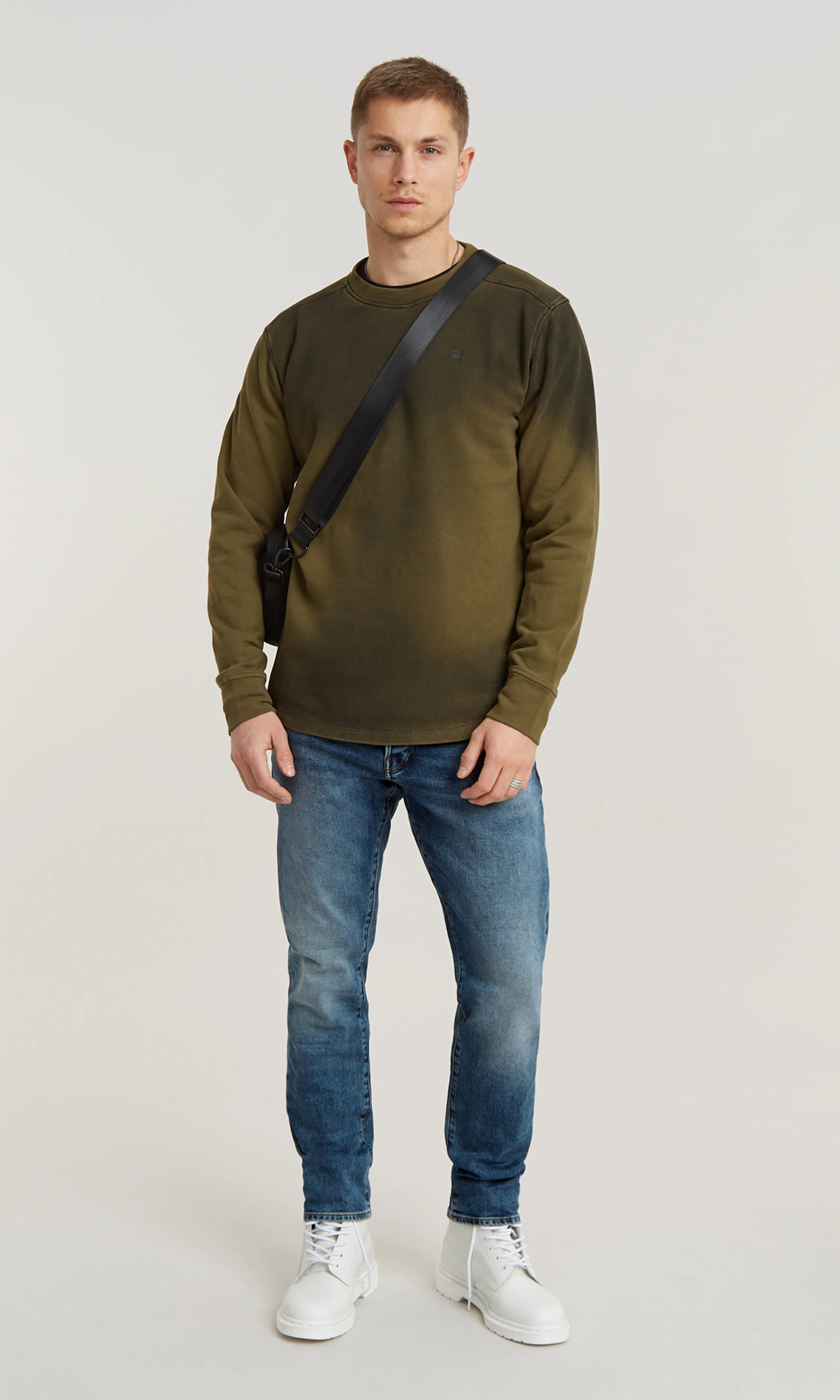 3301 Regular Tapered Medium Blå Jeans. Front. Model.