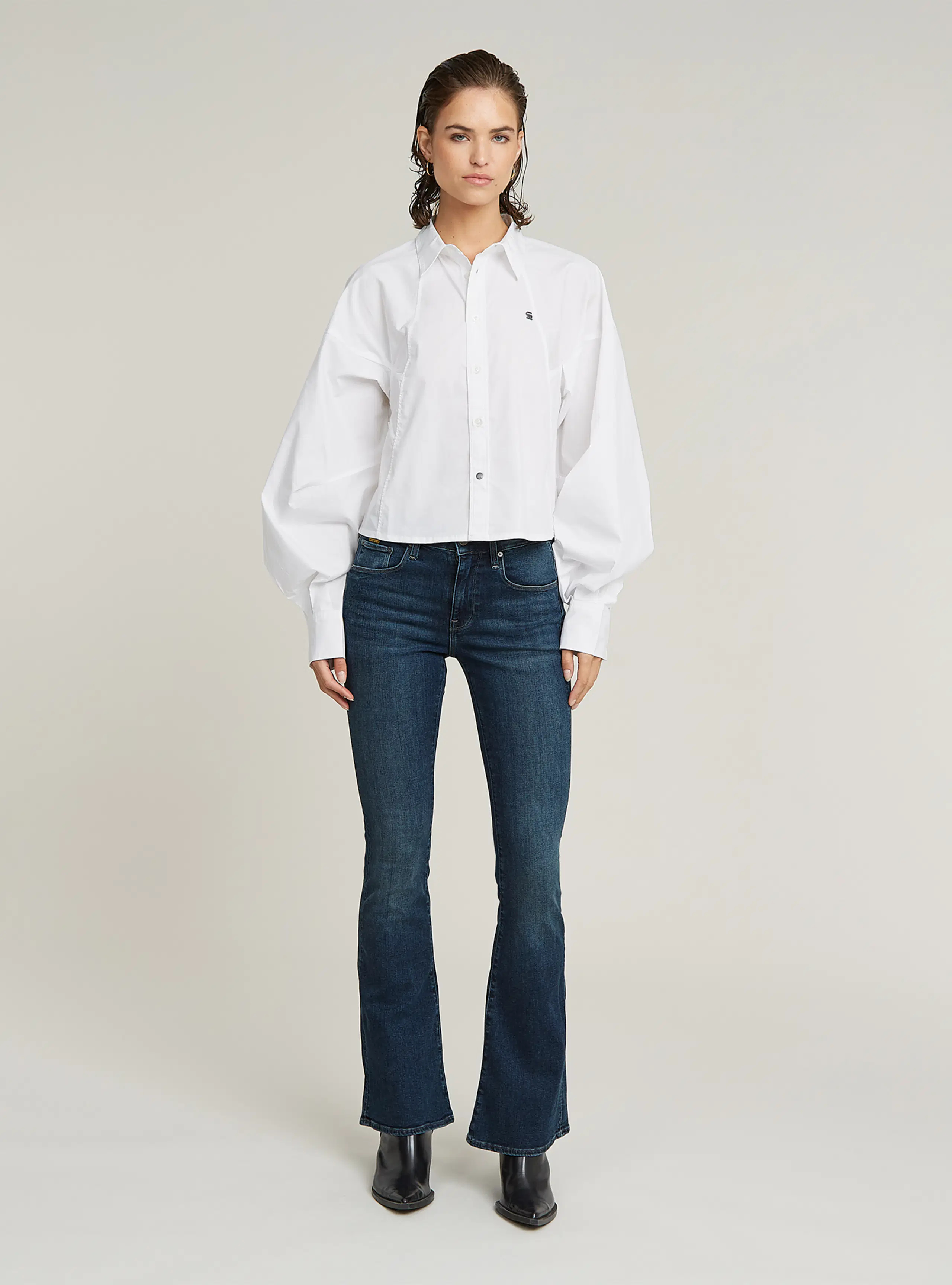 3301 Flare Mørk Blå Jeans. Front. Model.
