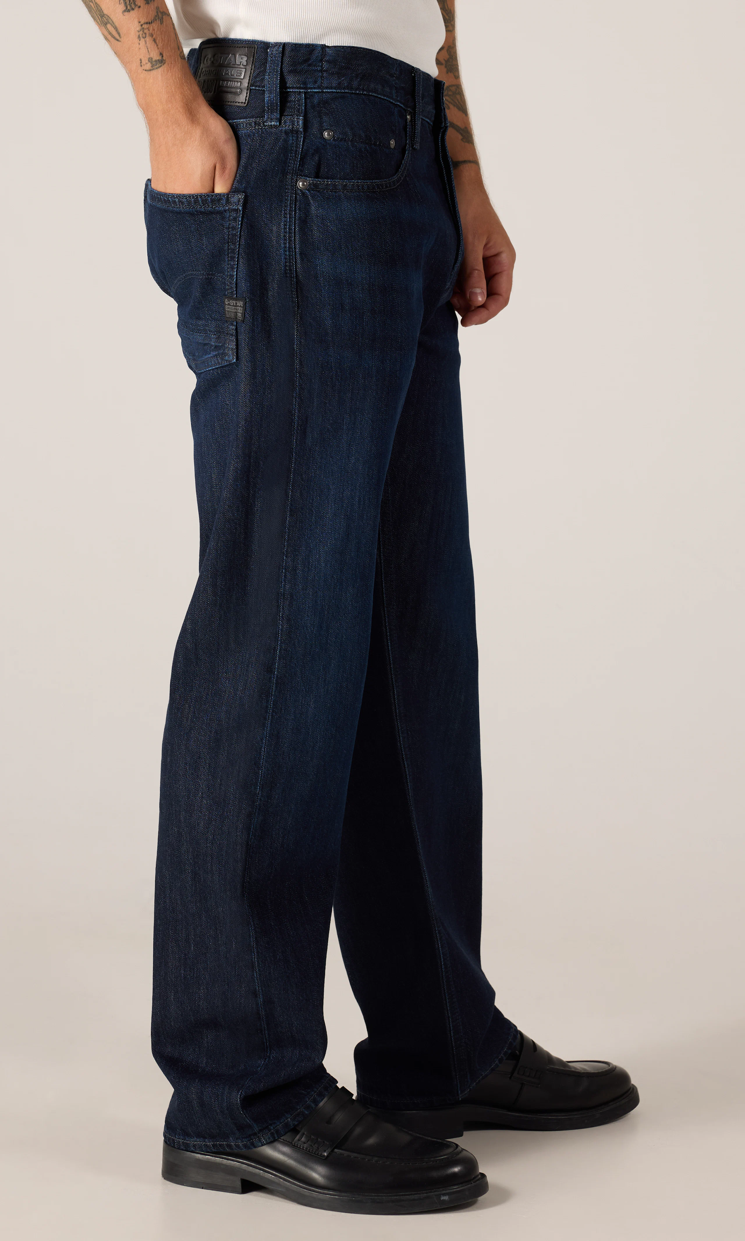 Dakota Regular Straight Mörkblå Jeans. Front 2. Model.