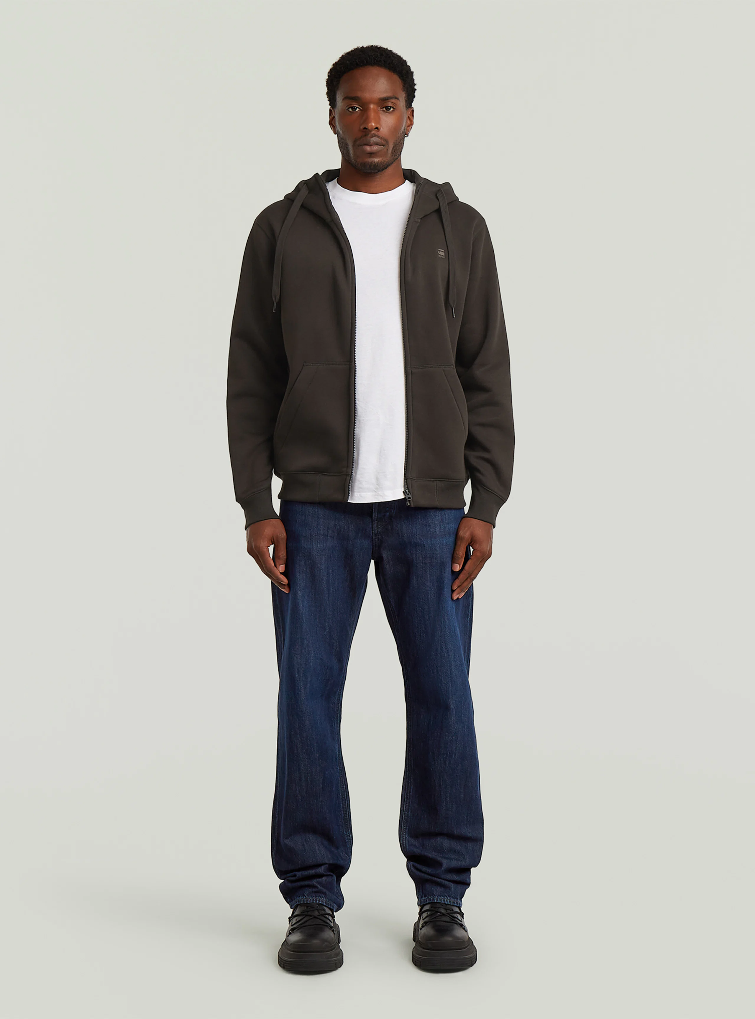 Dakota Regular Straight Mörkblå Jeans. Front. Model.