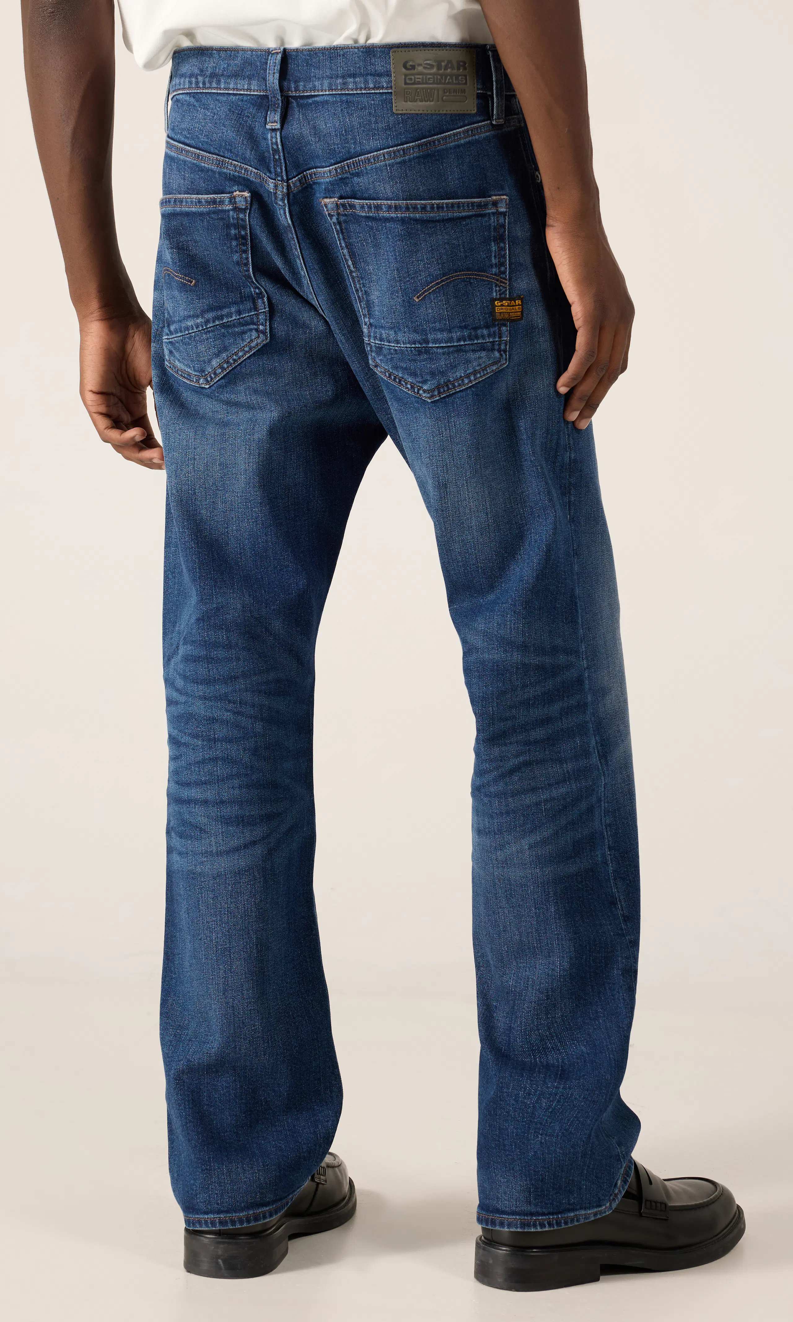 Dakota Regular Straight Mørk Blå Jeans. Back. Model.