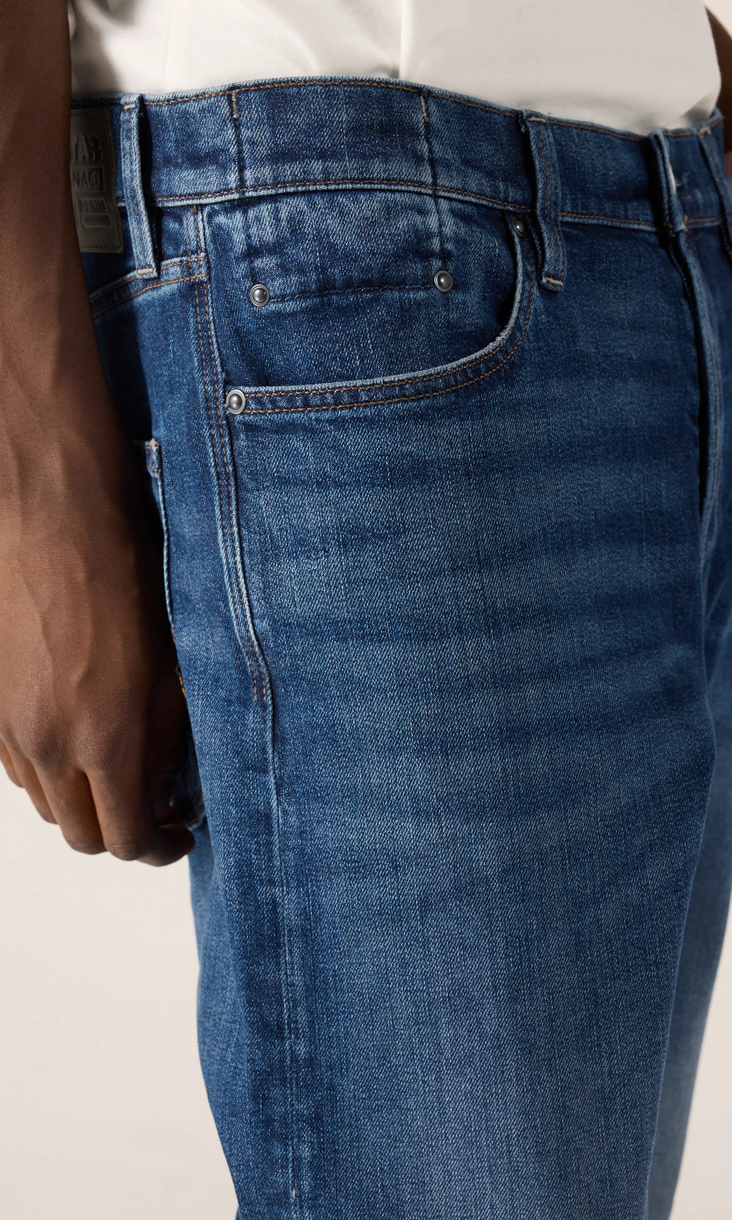 Dakota Regular Straight Mørk Blå Jeans. Detail 1. Model.