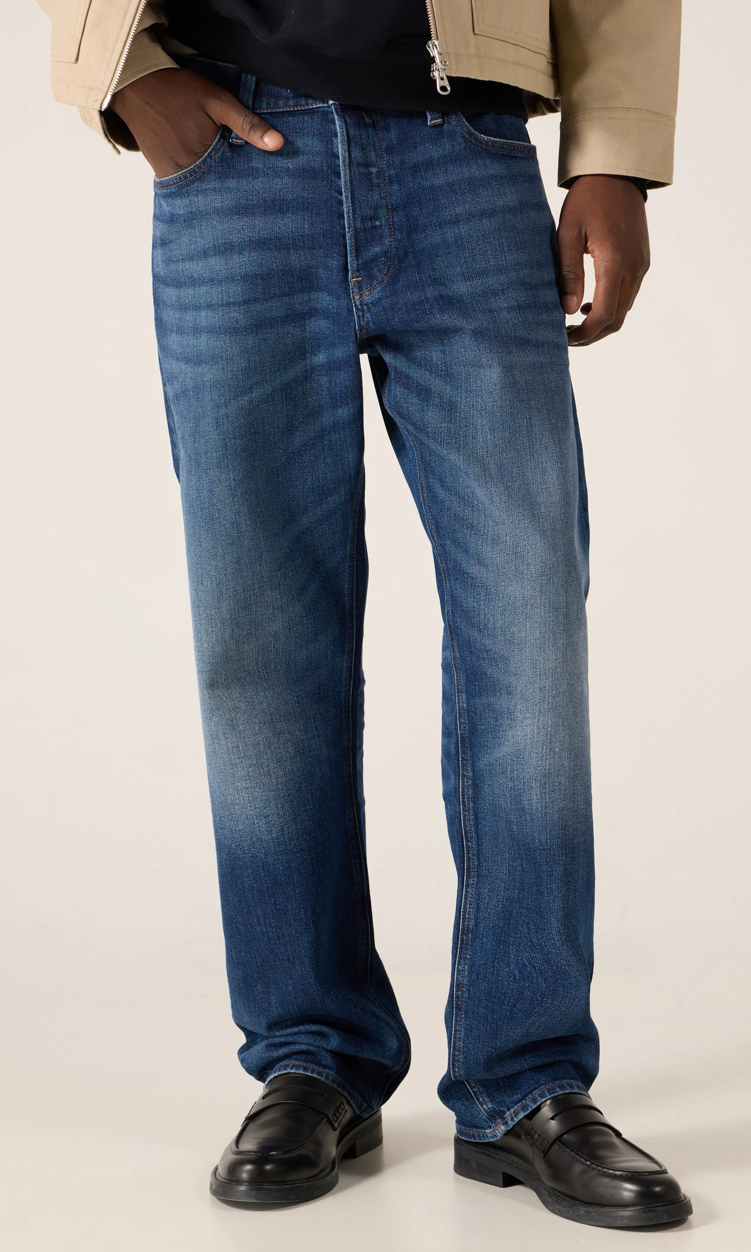 Dakota Regular Straight Mørk Blå Jeans. Front 4. Model.