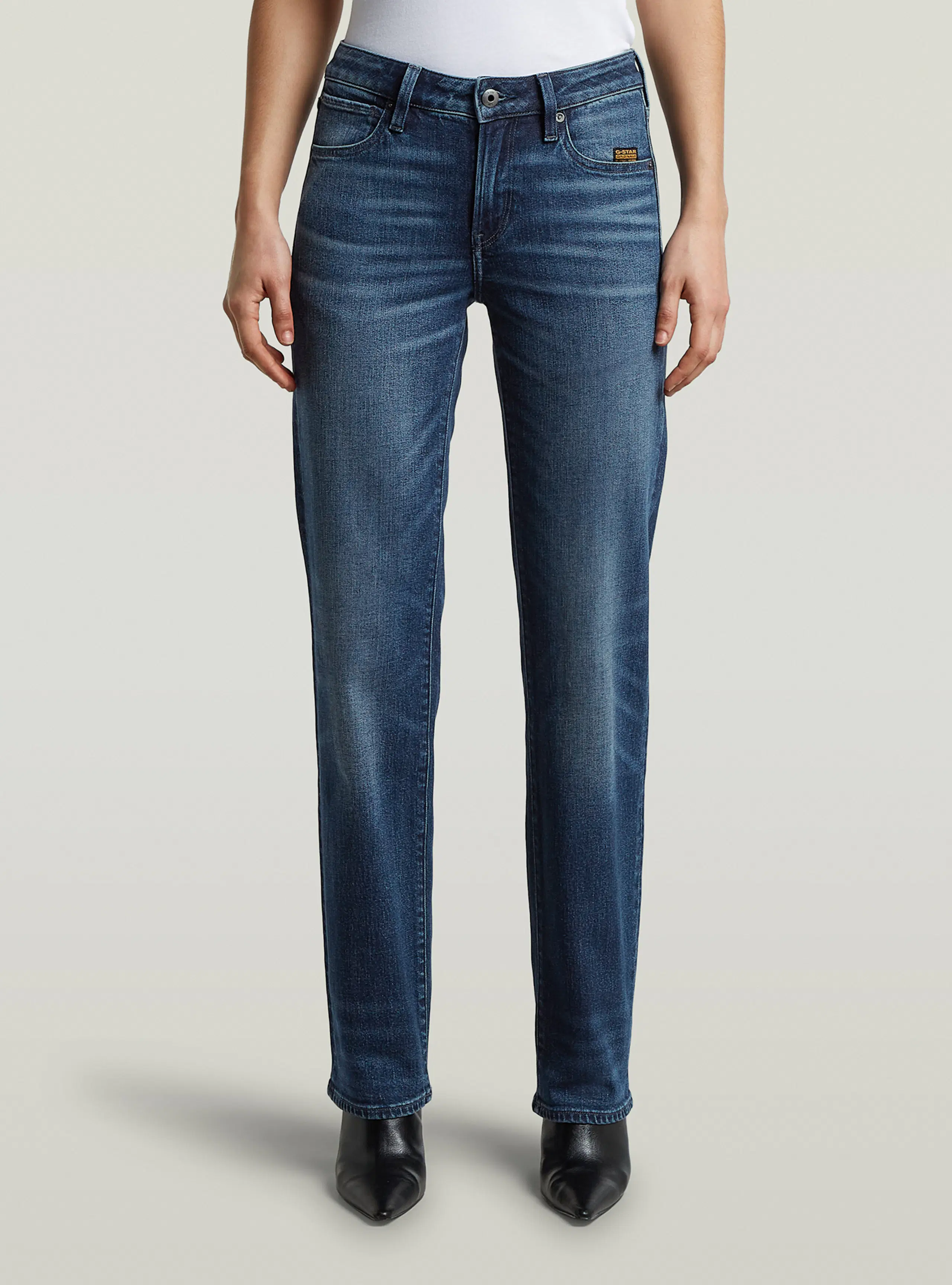 G-Straight Mørk Blå Jeans. Front 1. Model.