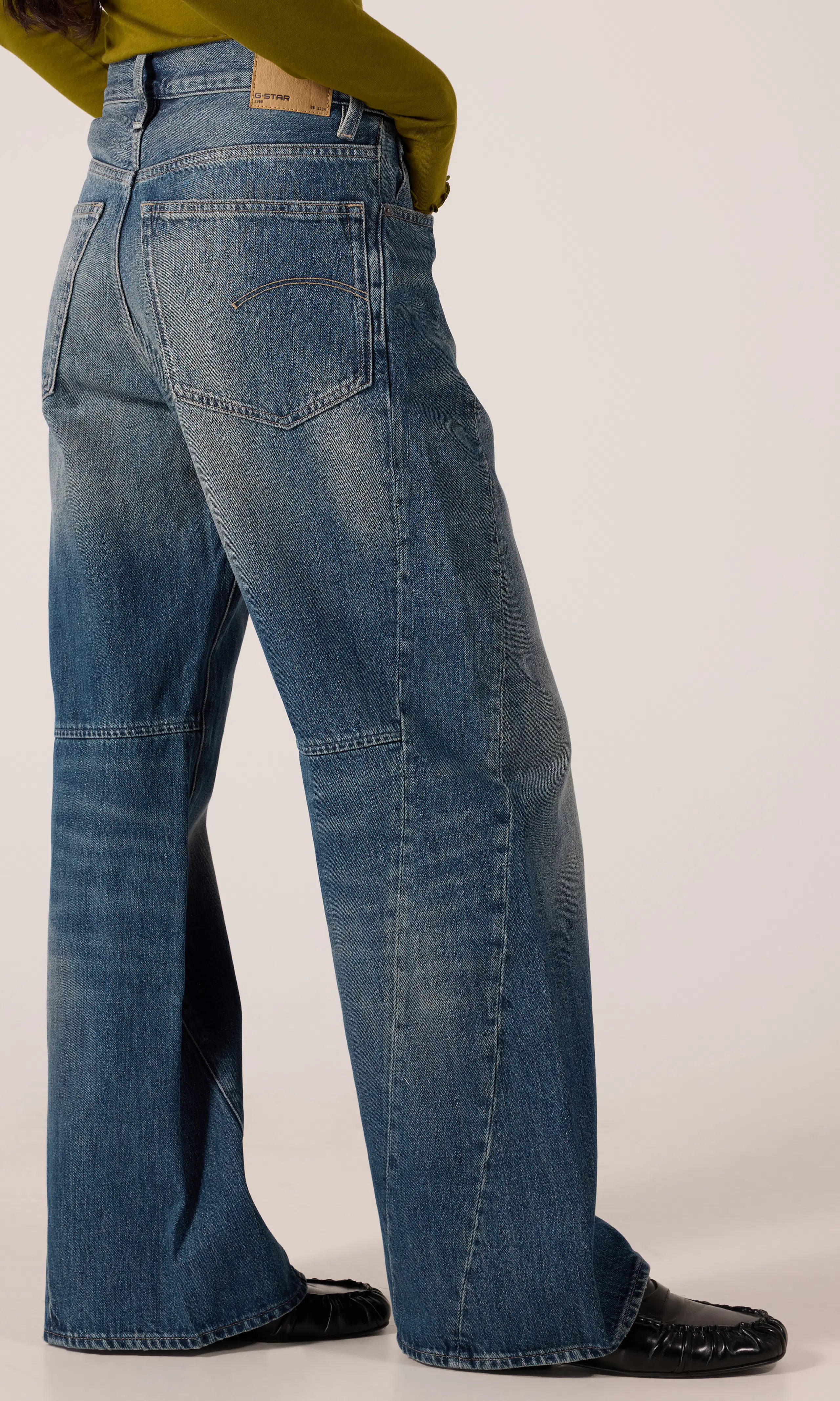 Contor Barrel Wide Jeans. Front 2. Model.