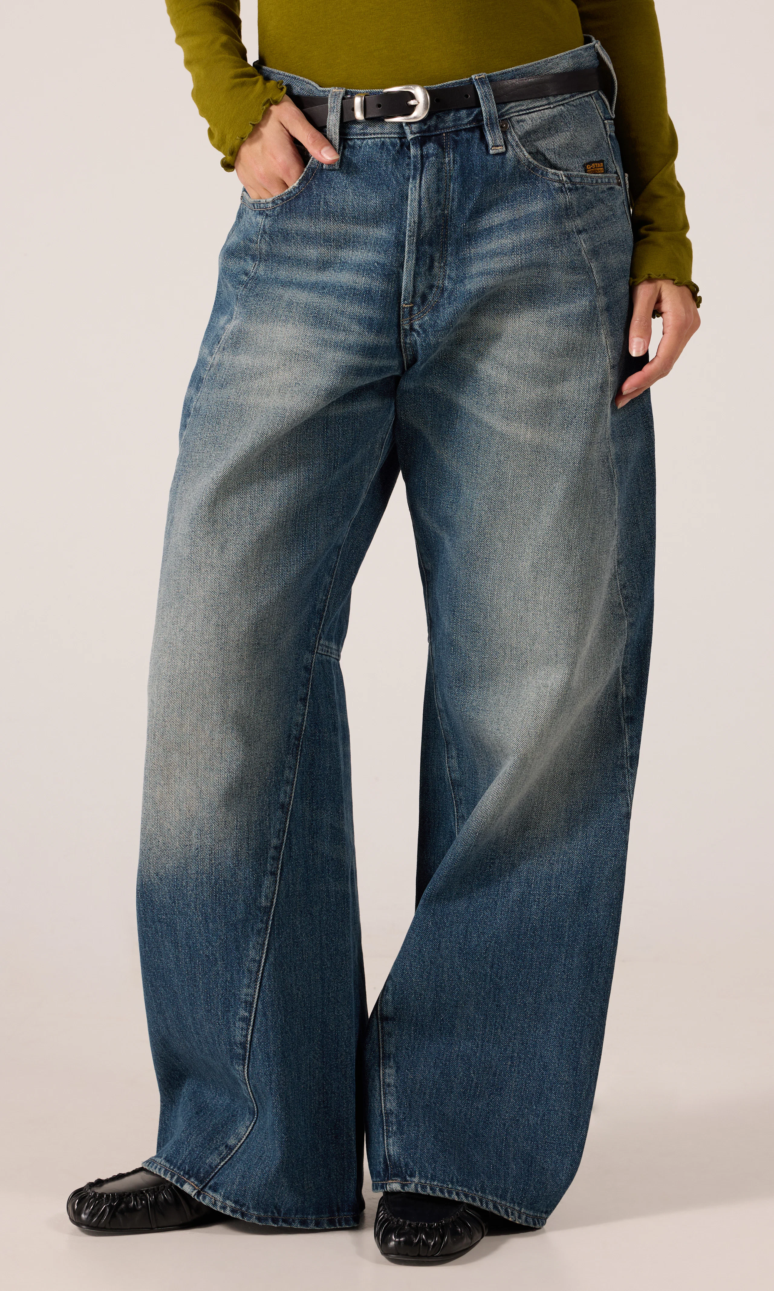 Contor Barrel Wide Jeans. Front. Model.