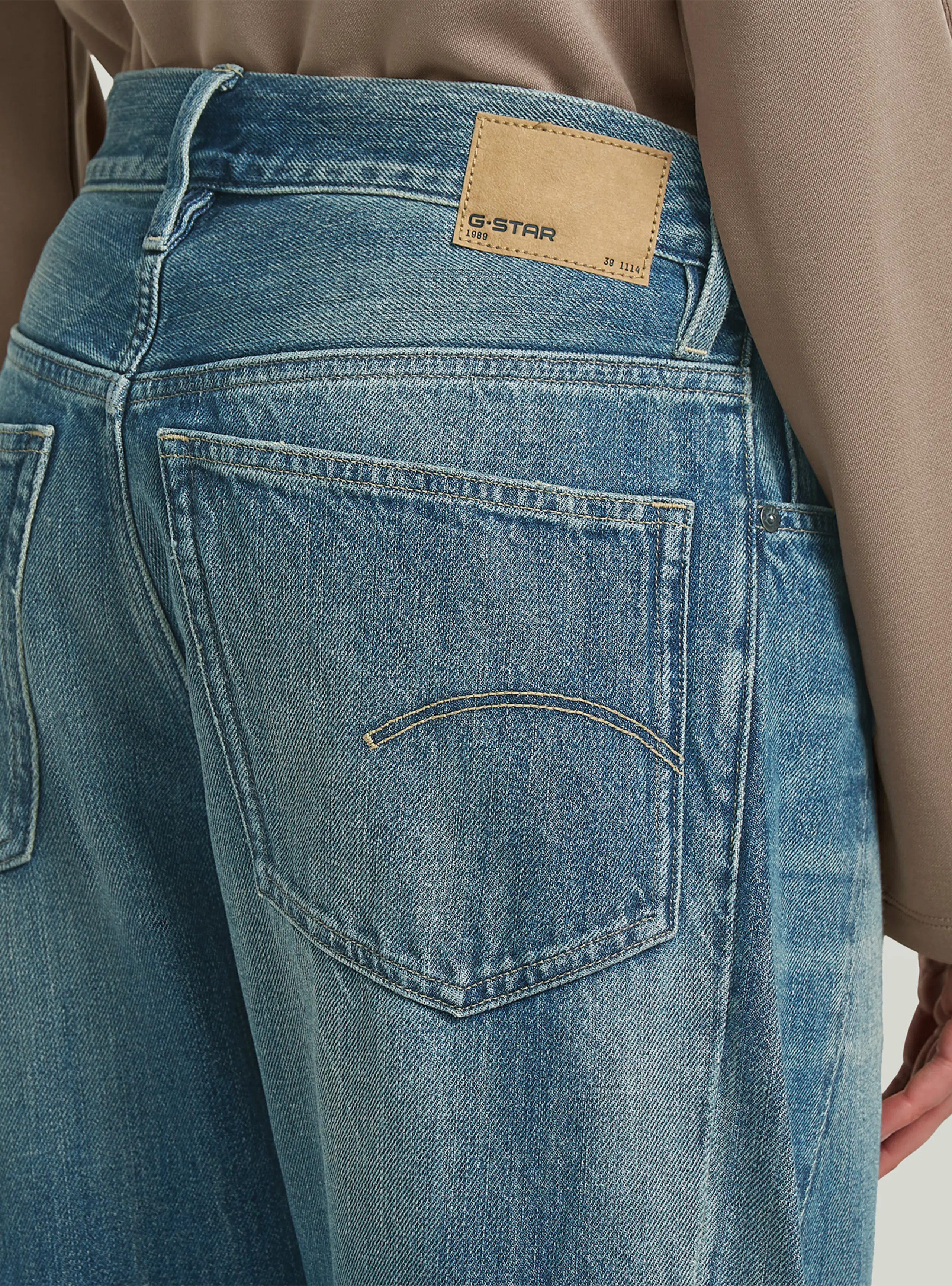 Contor Barrel Wide Jeans. Detail 1. Model.