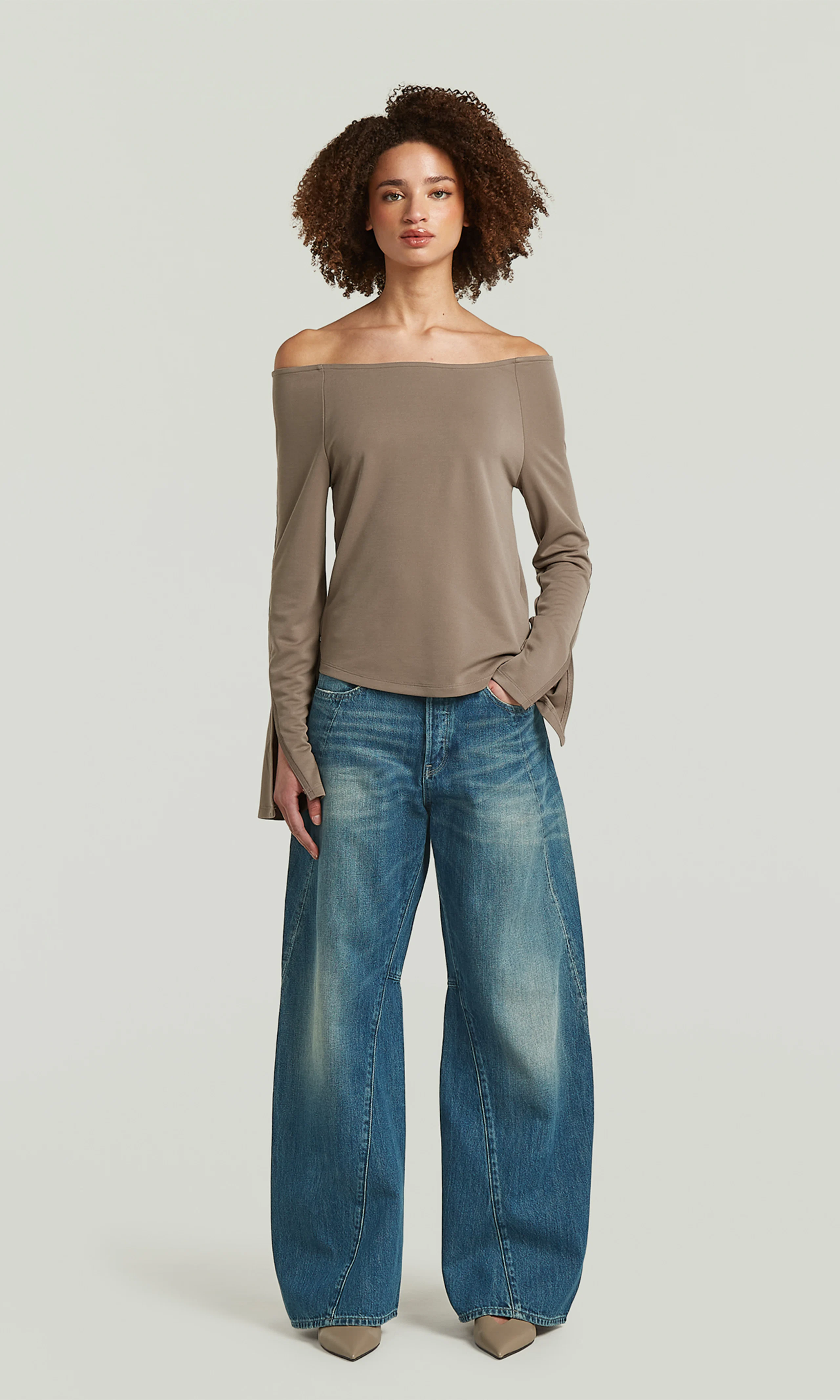 Contor Barrel Wide Jeans. Front. Model.