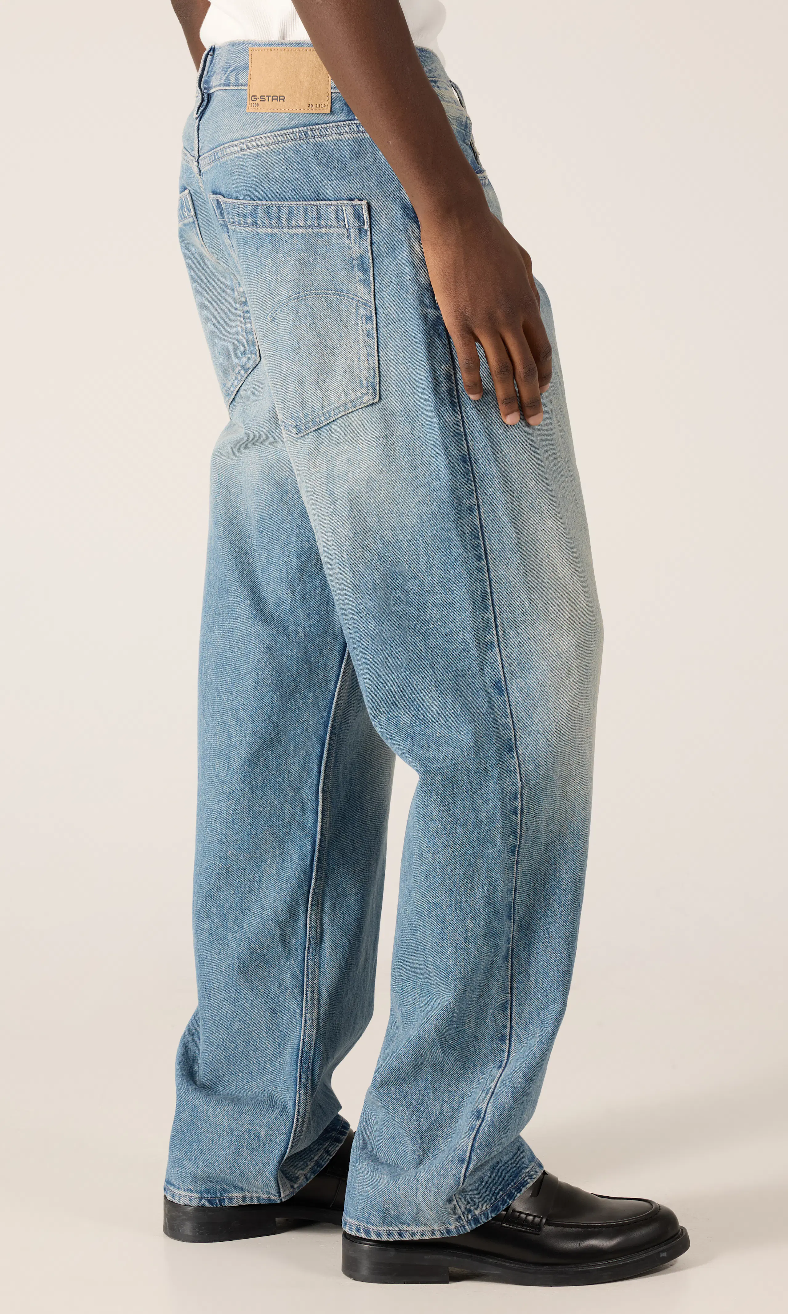 Deeggie Relaxed Straight Vaaleansiniset Farkut. Front 2. Model.