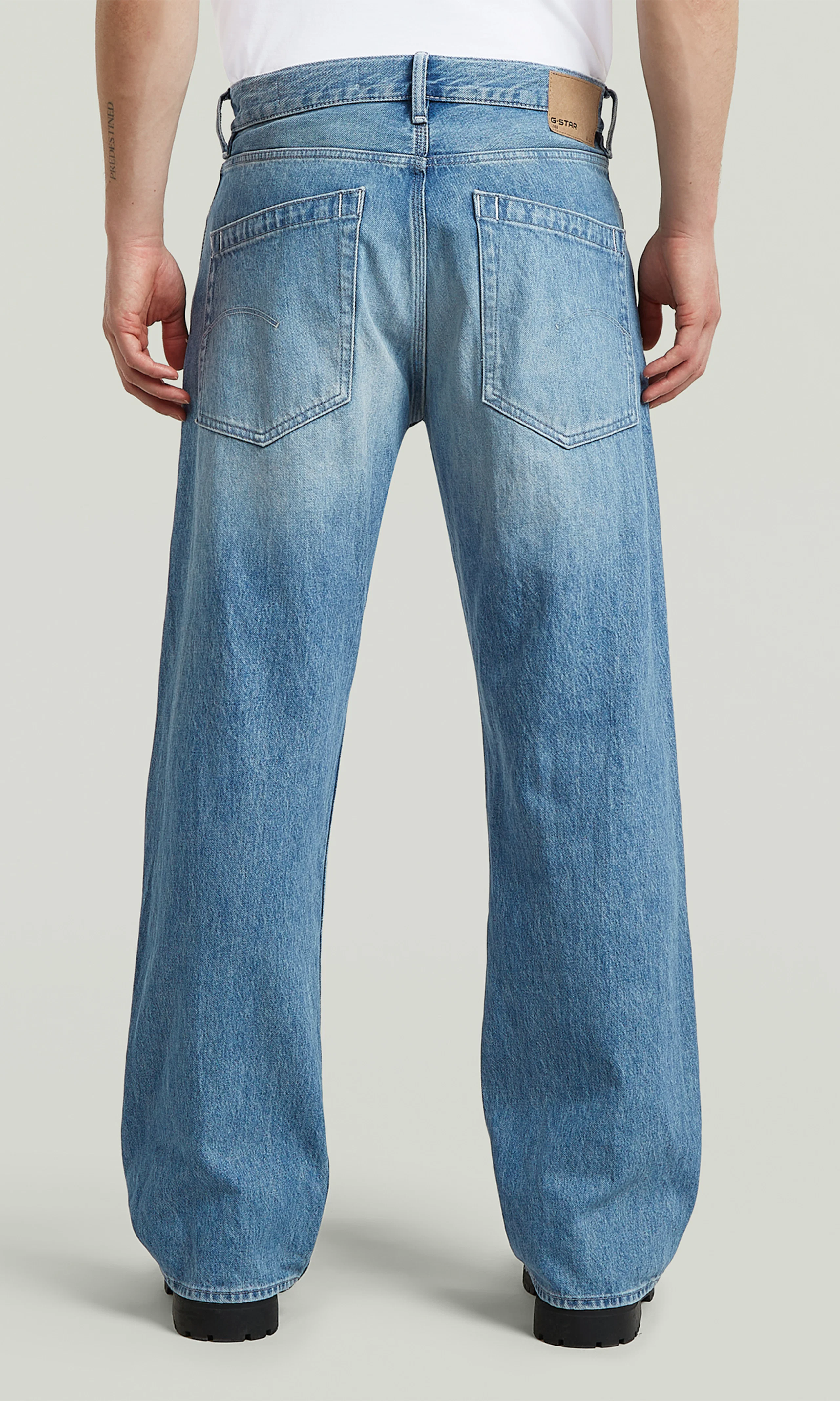 Deeggie Relaxed Straight Vaaleansiniset Farkut. Back. Model.