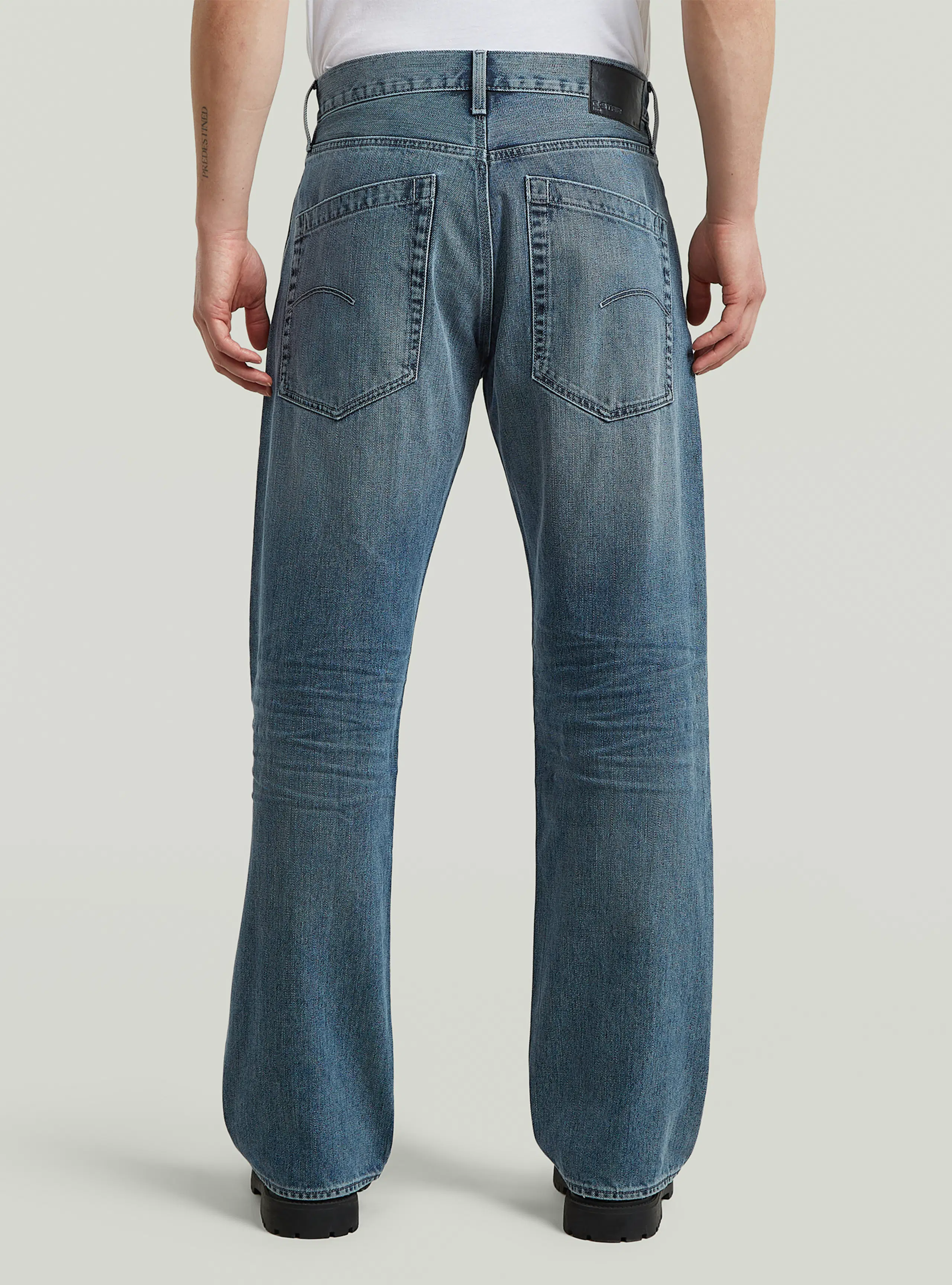 Deeggie Relaxed Straight Medium Blå Jeans. Back. Model.