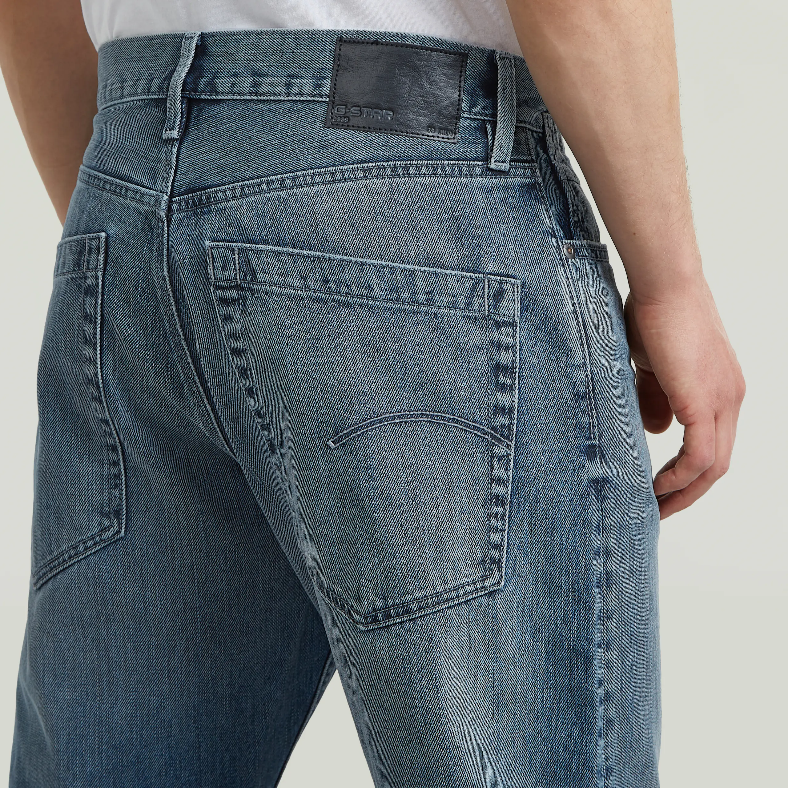 Deeggie Relaxed Straight Medium Blå Jeans. Detail 1. Model.