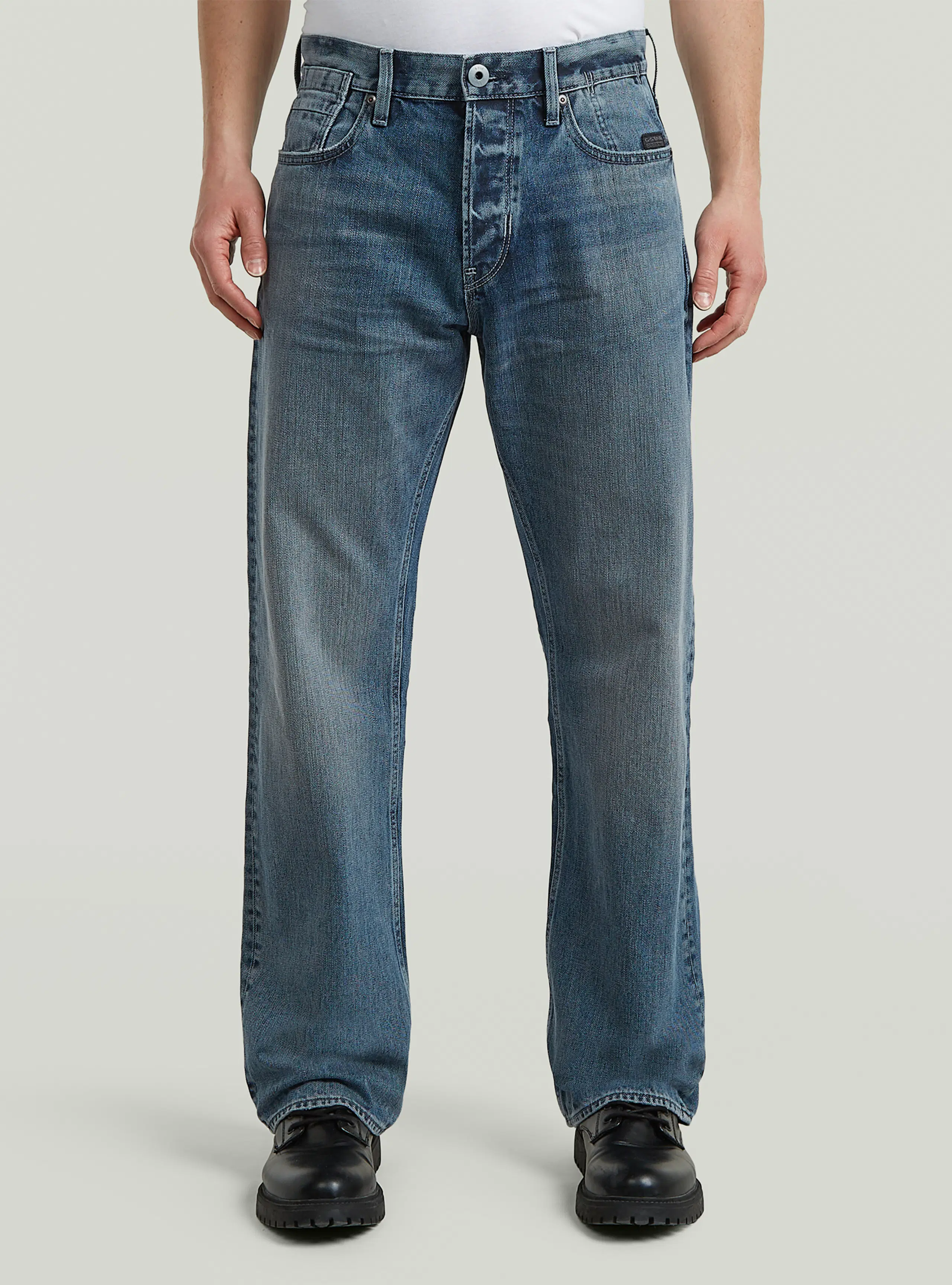 Deeggie Relaxed Straight Medium Blå Jeans. Front 1. Model.