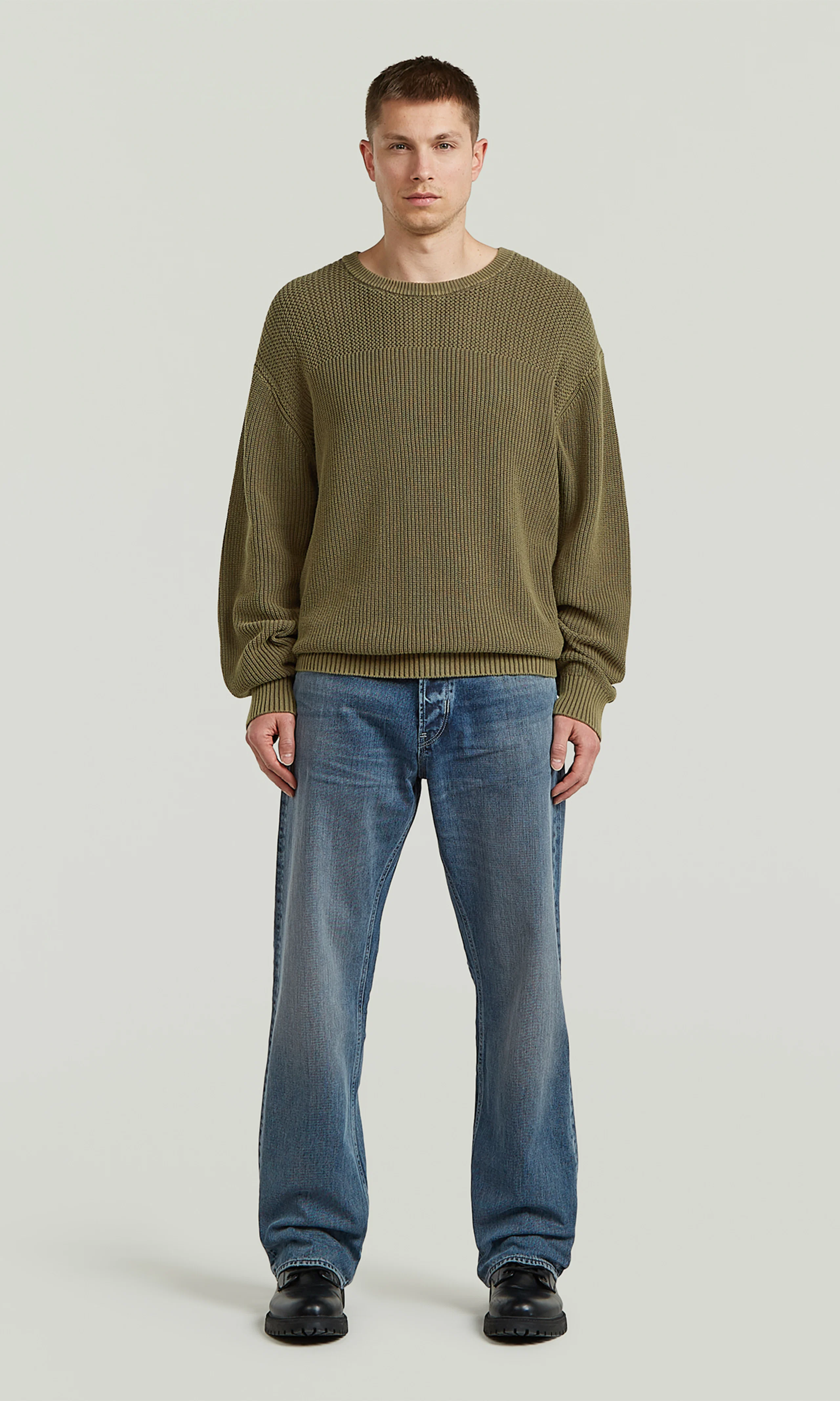 Deeggie Relaxed Straight Medium Blå Jeans. Front. Model.