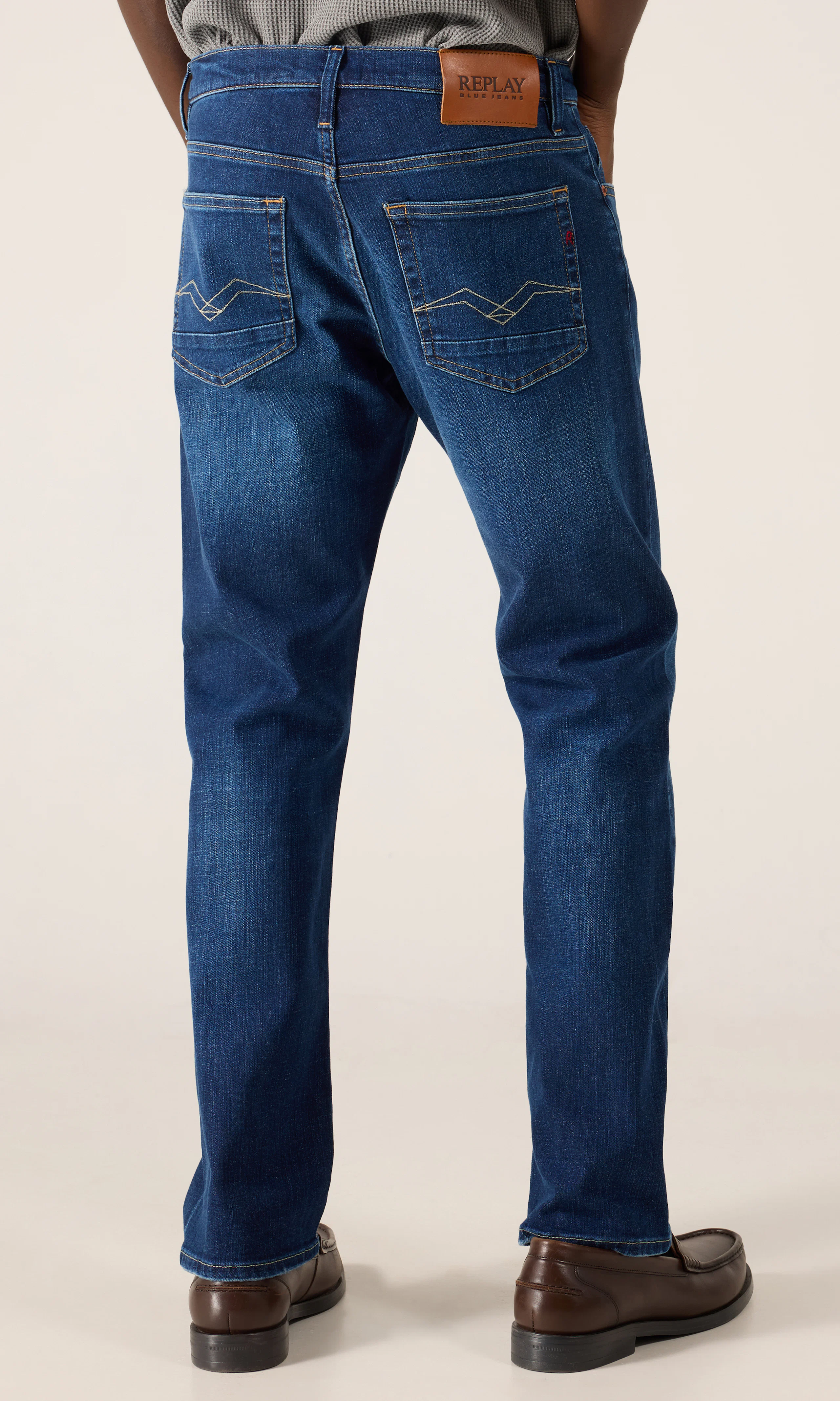 Aideen Mörkblå Jeans. Back. Model.
