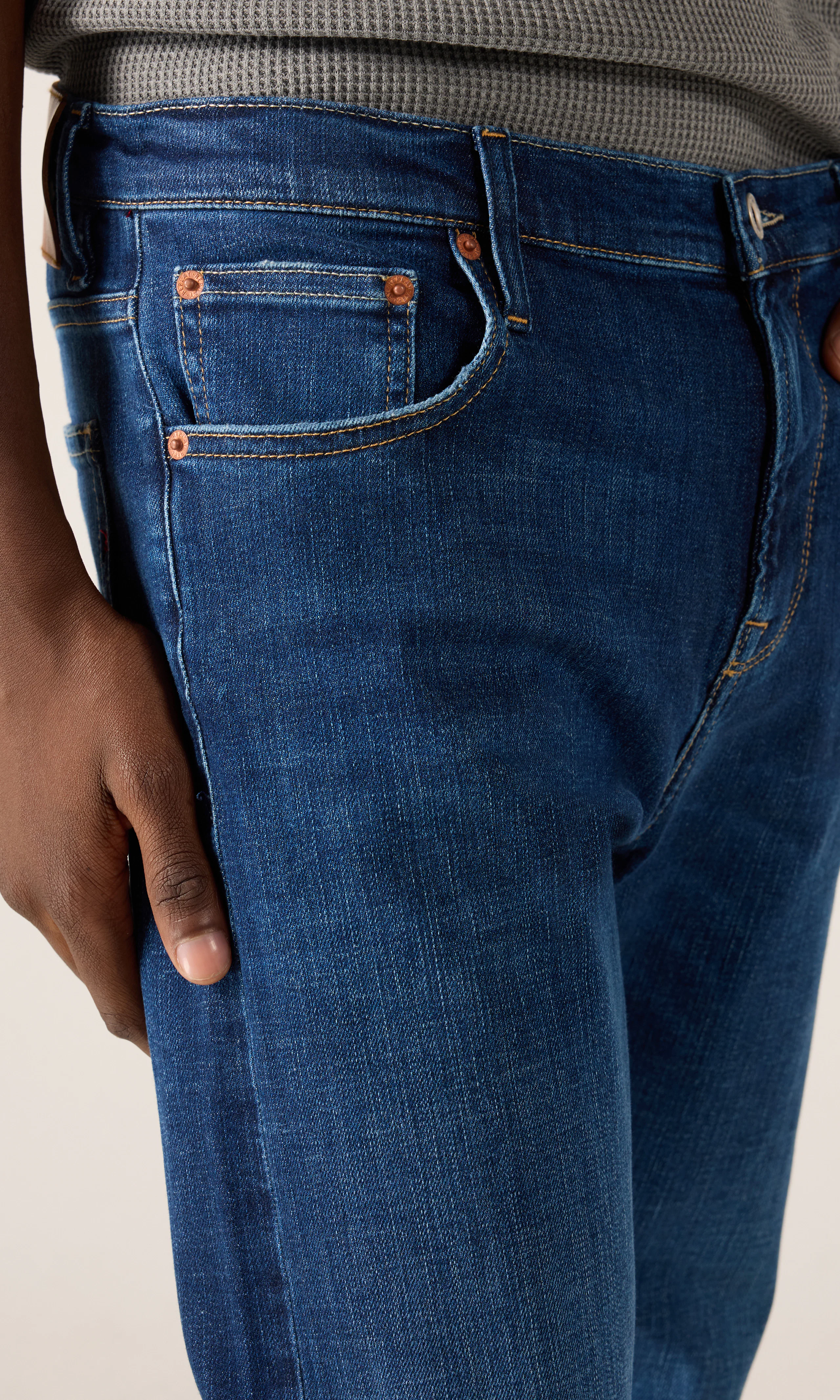 Aideen Mörkblå Jeans. Detail 2. Model.