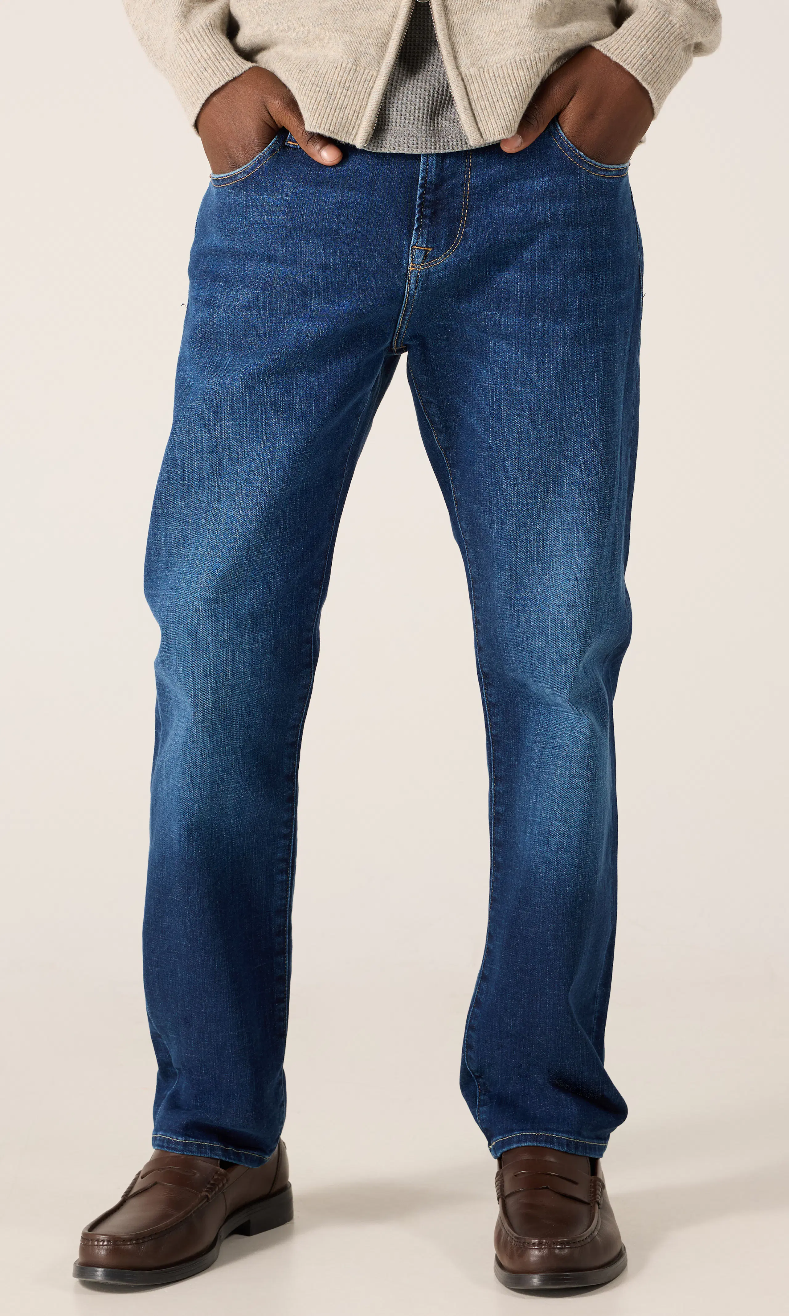 Aideen Mörkblå Jeans. Front. Model.